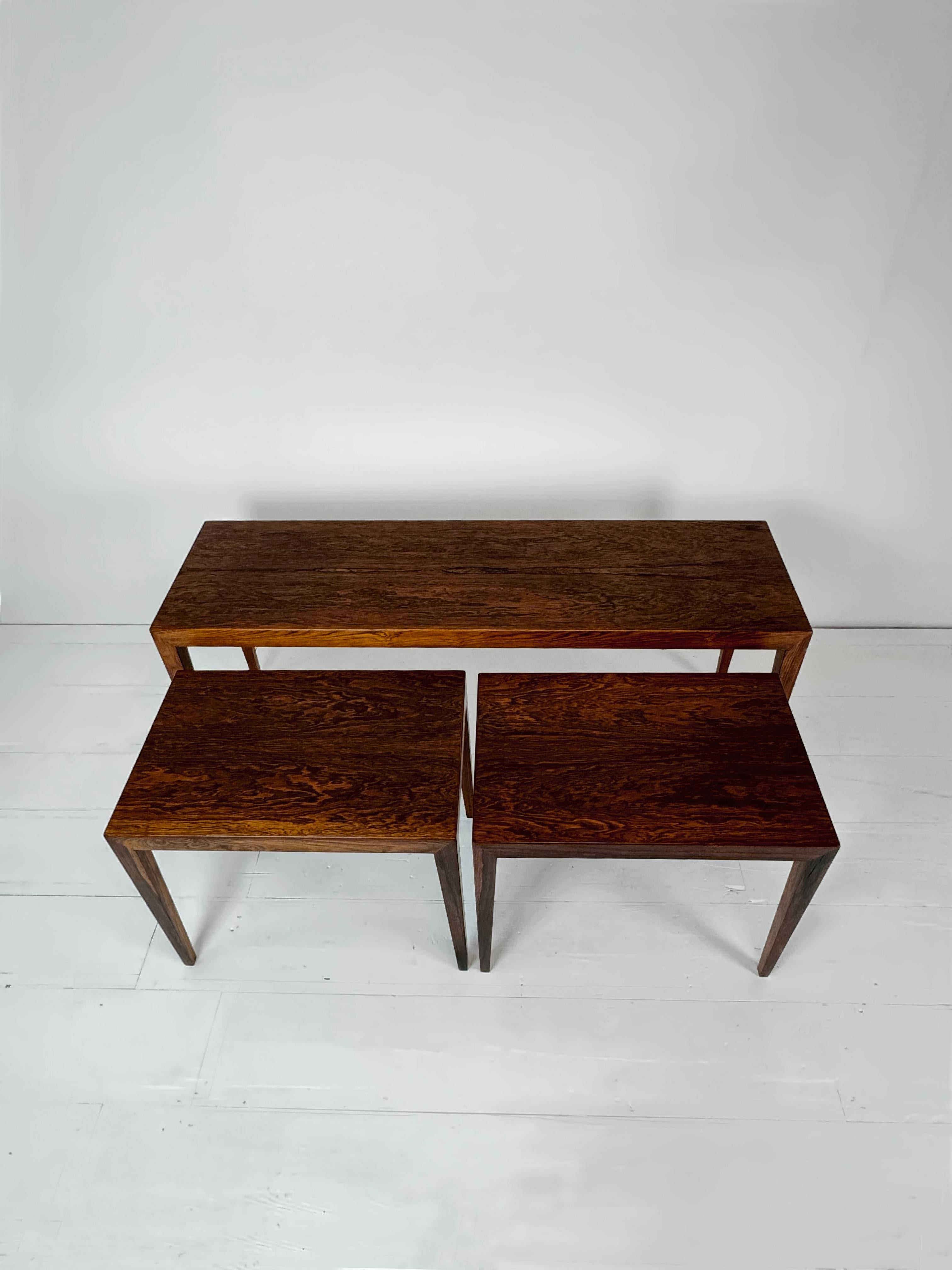 Mid-Century Modern Ensemble de tables gigognes en bois de rose brésilien par Severin Hansen pour les années 1960 en vente