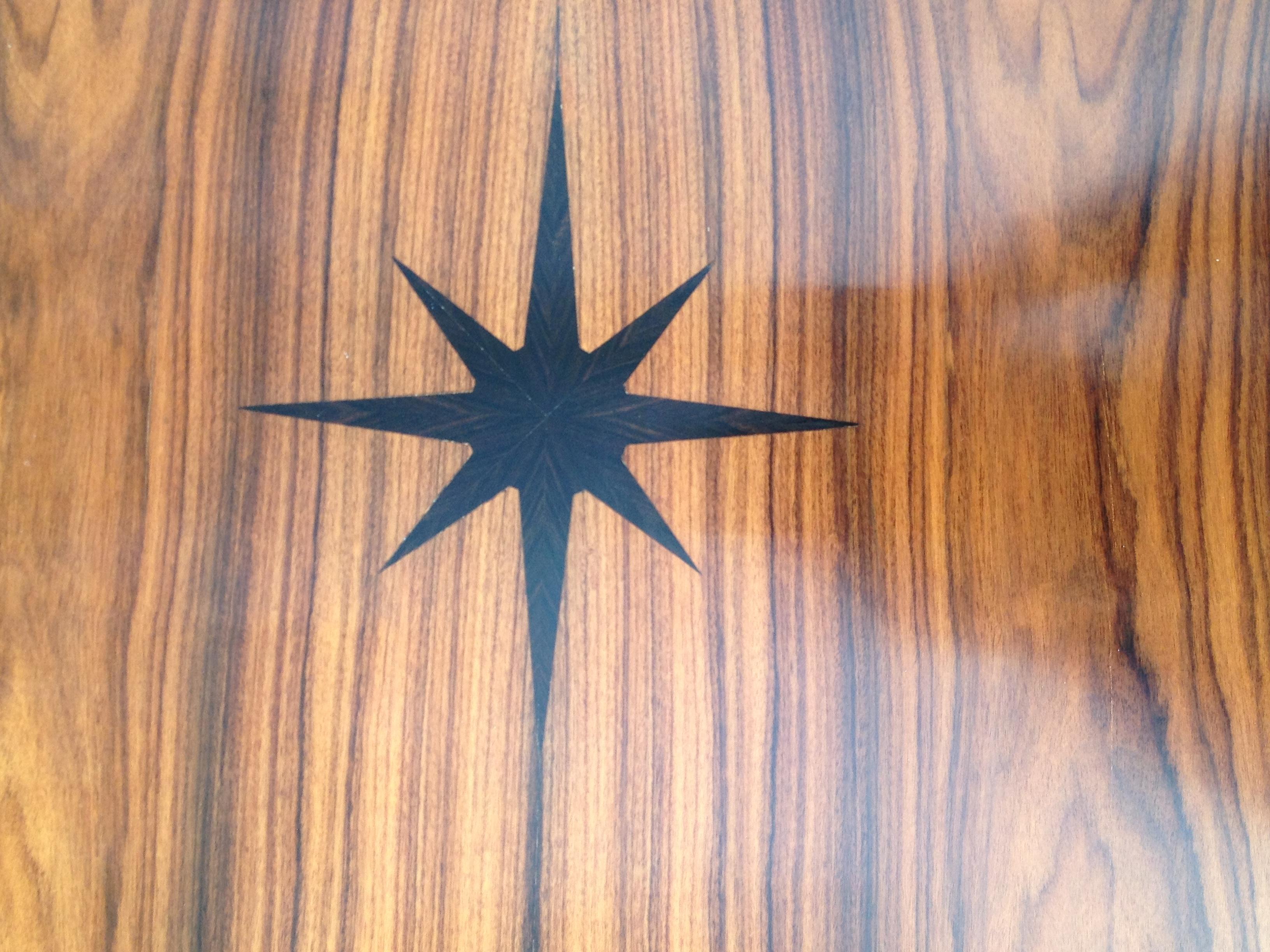 Américain Tables gigognes en bois de rose avec incrustation d'étoiles en vente