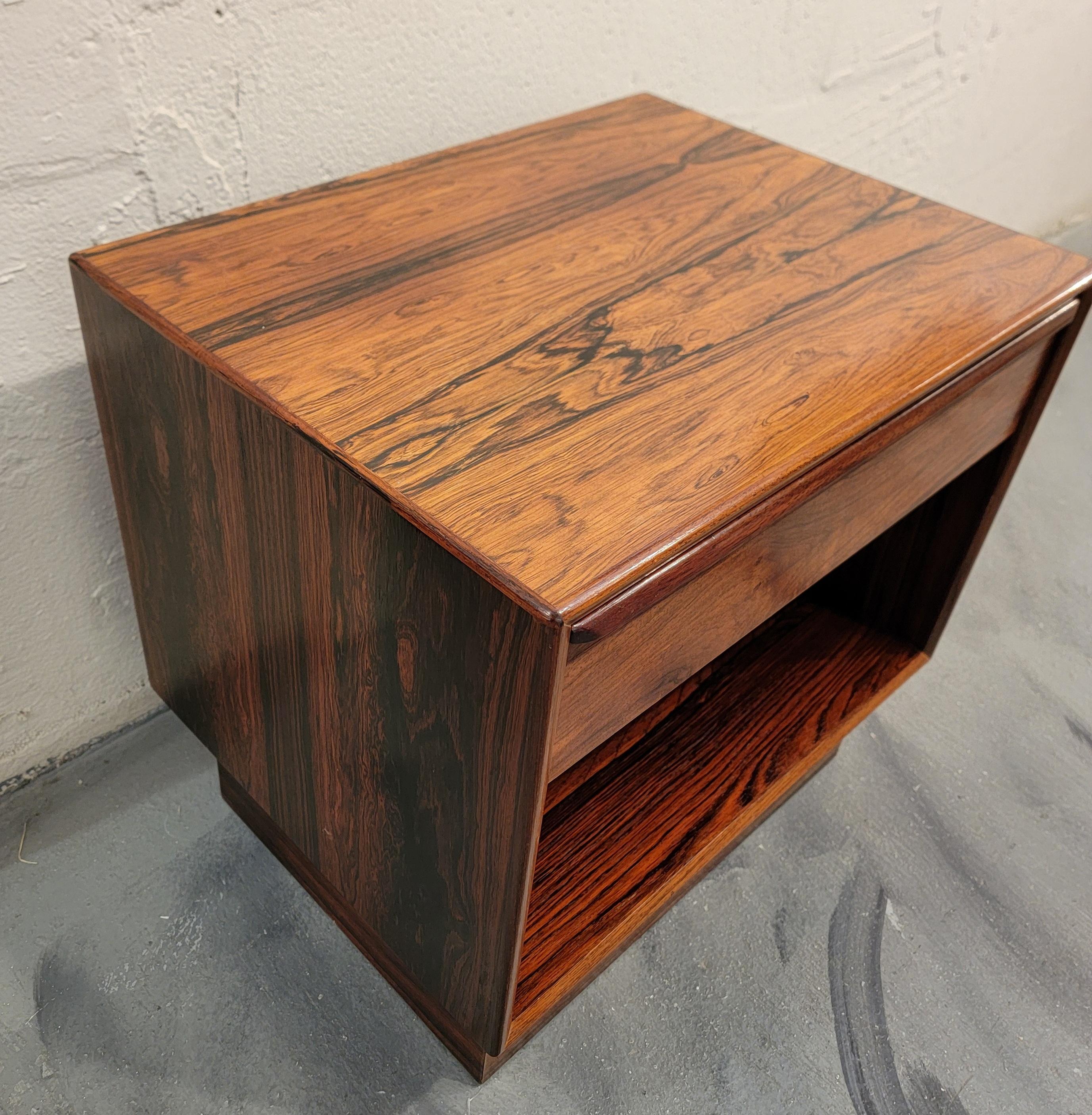 Magnifique grain de bois de palissandre dans cette table de nuit The Modern Scandinavian par Westnofa Furniture. Norvège, circa. 1960's. Excellente finition d'origine avec un bel éclat de patine.  Conserve l'étiquette en papier de Westnofa. Le