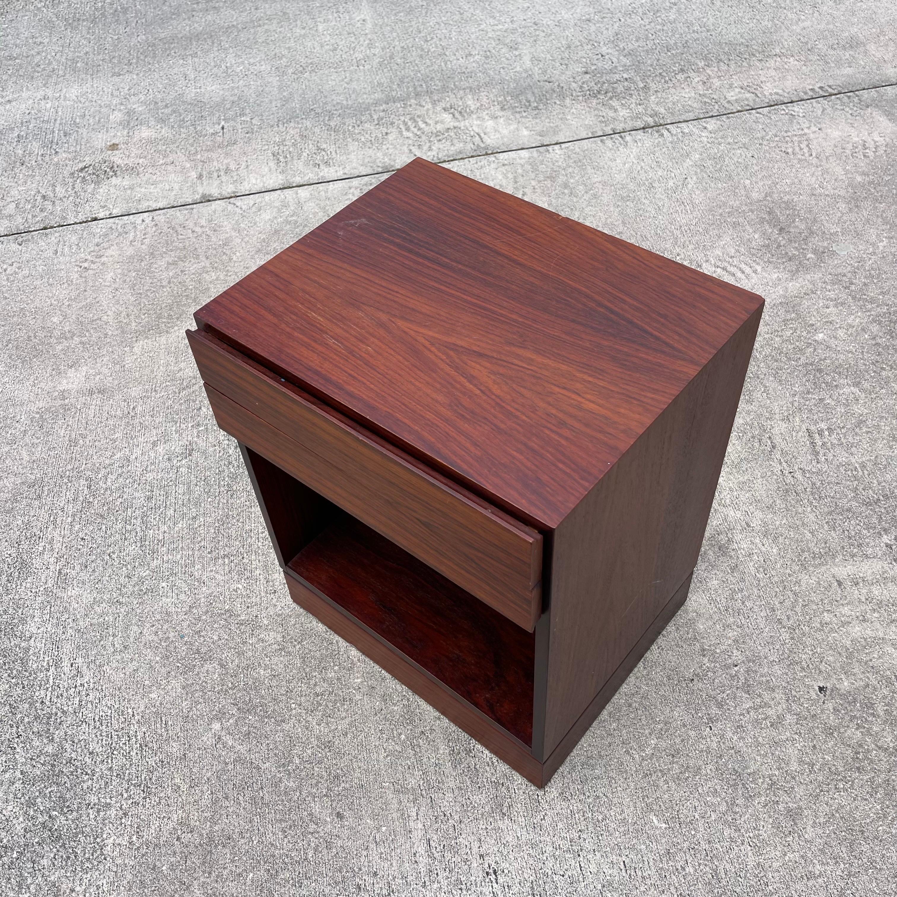Danois Table de nuit en bois de rose d'Arne Wahl Iverson pour Vinde Mobelfabrik en vente