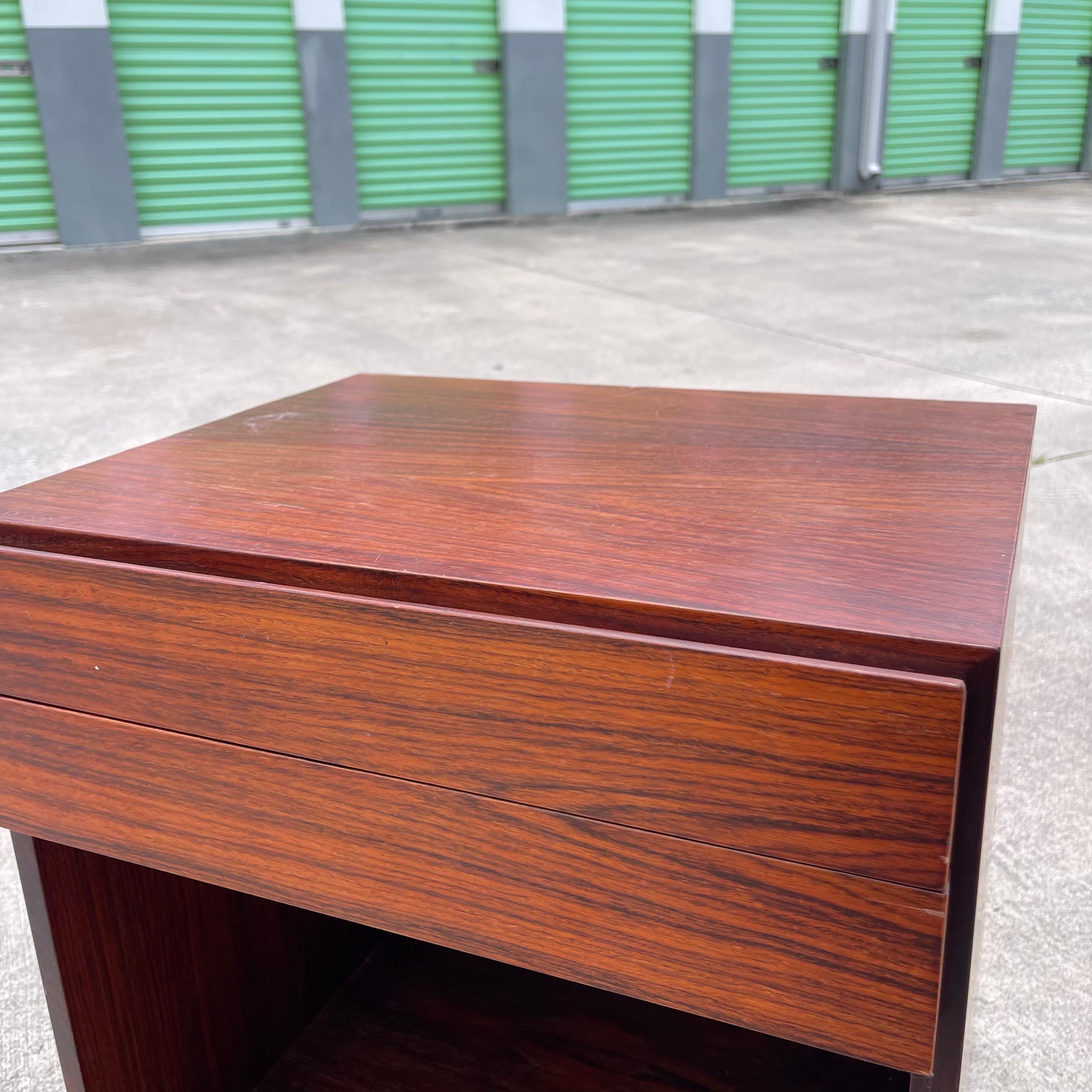 Table de nuit en bois de rose d'Arne Wahl Iverson pour Vinde Mobelfabrik État moyen - En vente à Jensen Beach, FL
