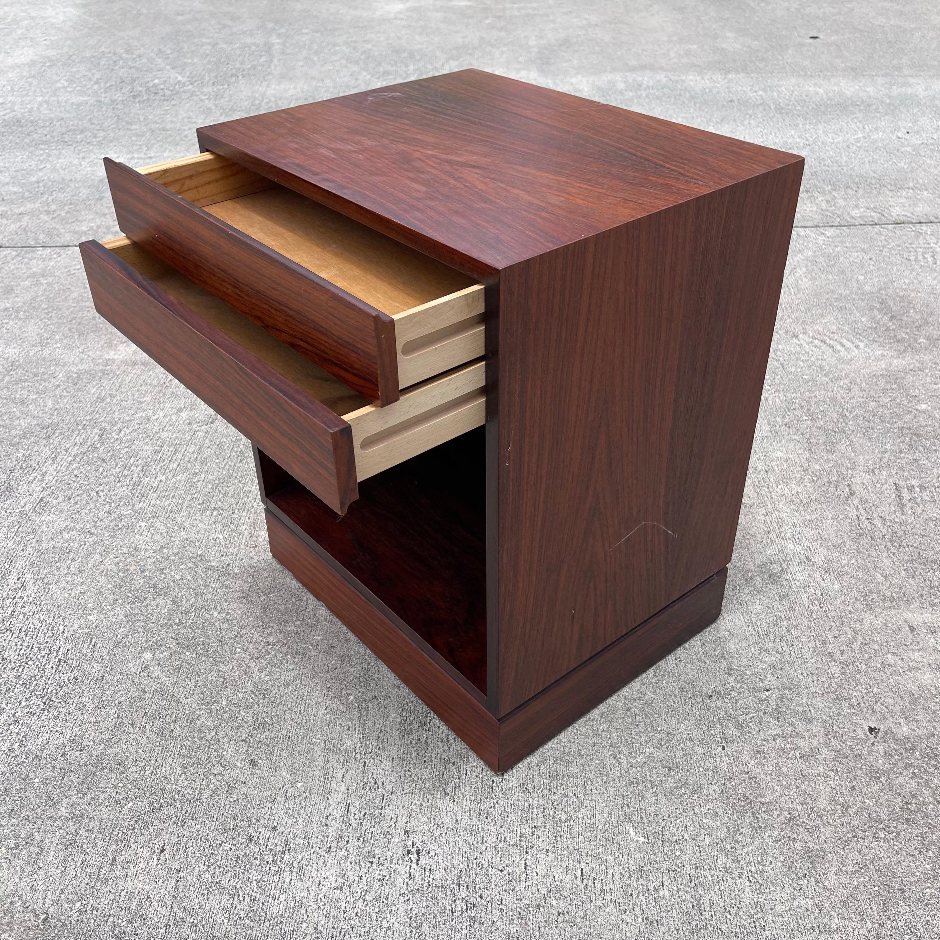 20ième siècle Table de nuit en bois de rose d'Arne Wahl Iverson pour Vinde Mobelfabrik en vente