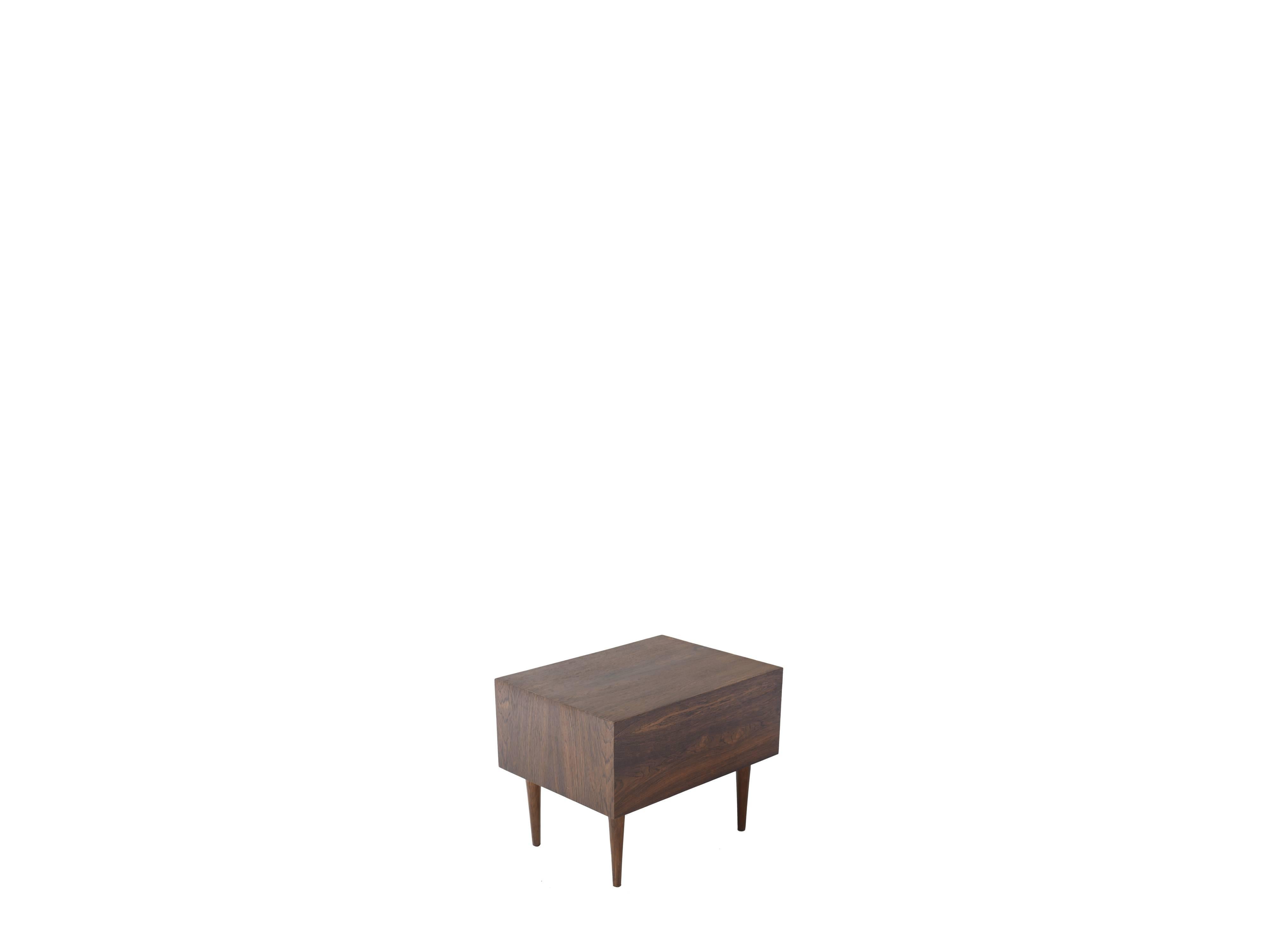 Geraldo de Barros designed this nightstand in the period of Unilabor, the first Brazilian cooperative.

This little nightstand draws attention for its simplicity and beauty. It is veneered in rosewood and the charming drawer with white melamine