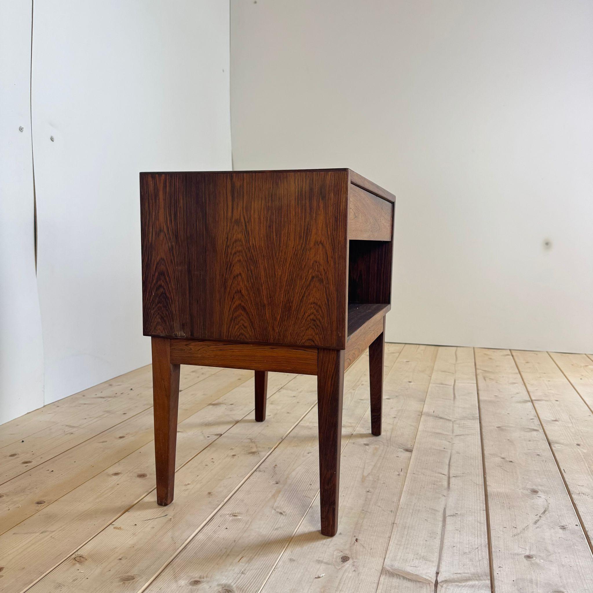 Mid-Century moderno Rosewood nightstand in vendita