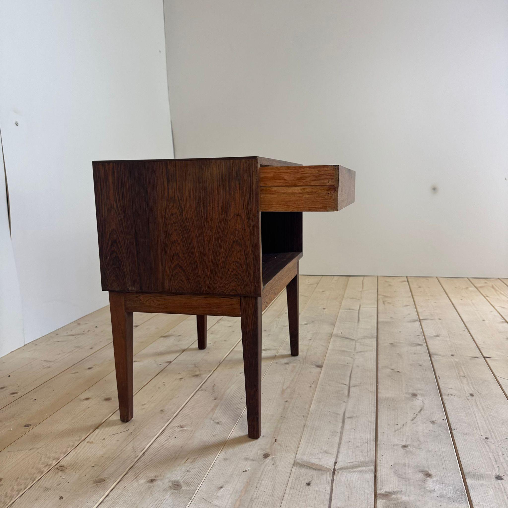 Impiallacciato Rosewood nightstand in vendita