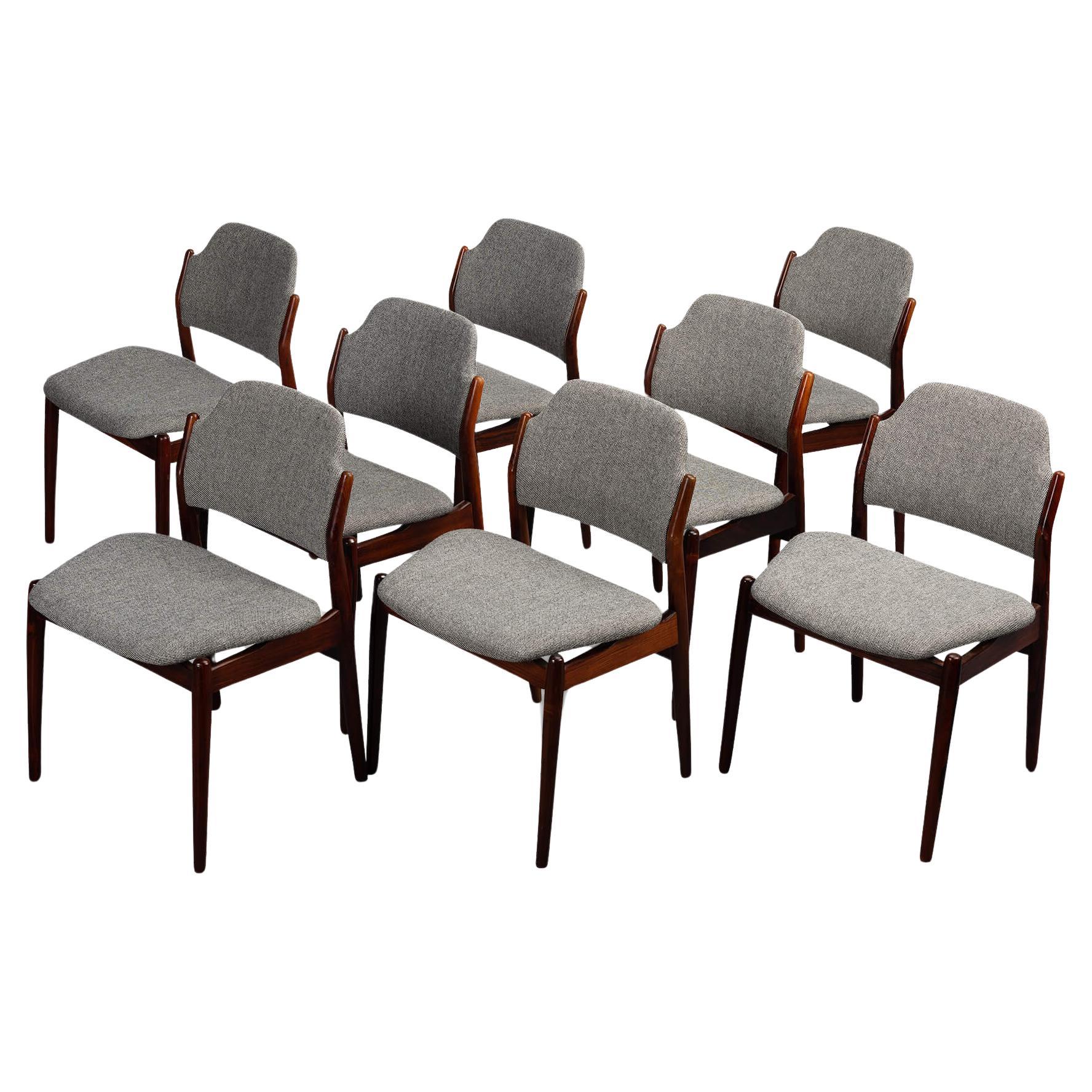 Chaise Arne Vodder : Modèle 62
Vraiment une chaise à regarder plus longtemps, un dossier aux formes élégantes et une assise qui semble être montée dans le mauvais sens. Dès que vous vous asseyez, vous remarquez que cette chaise a un design