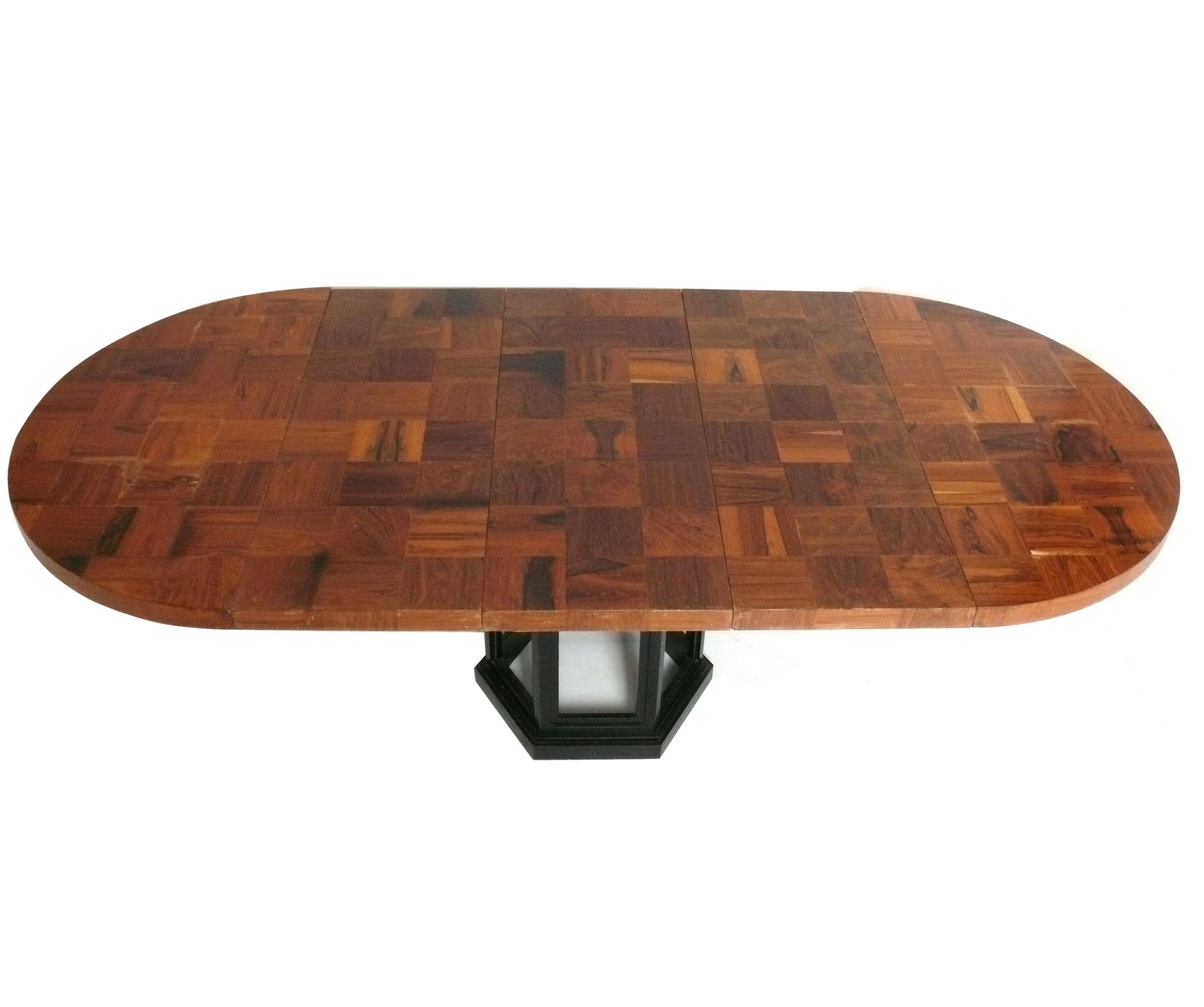 Mesa de comedor Patchwork de palisandro, estadounidense, hacia la década de 1960. Esta mesa está siendo repintada y tendrá un aspecto increíble cuando esté terminada. El precio indicado incluye el repintado. La mesa incluye tres hojas, cada una de