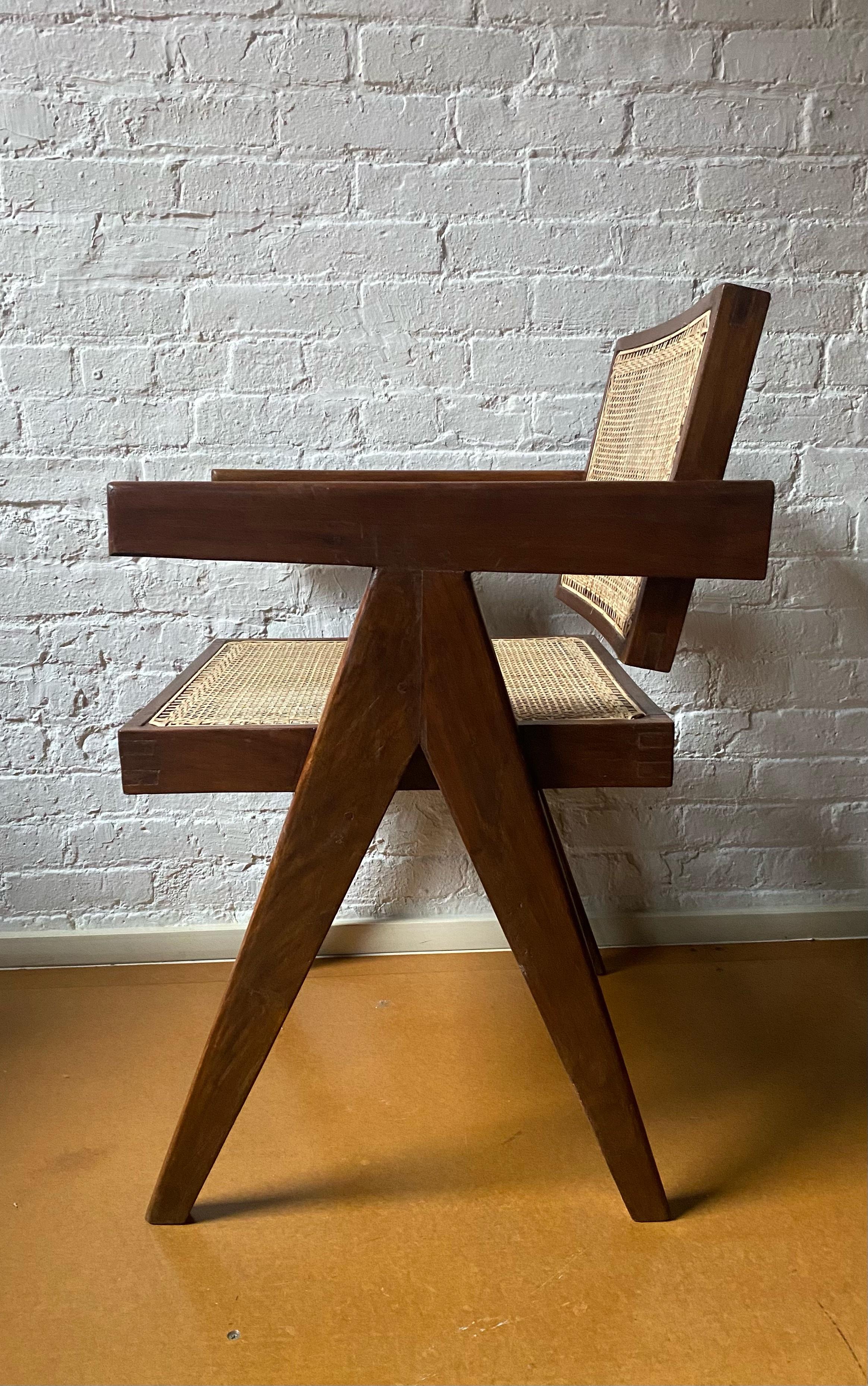 Rare chaise de bureau à dossier flottant Pierre Jeanneret en bois de rose 