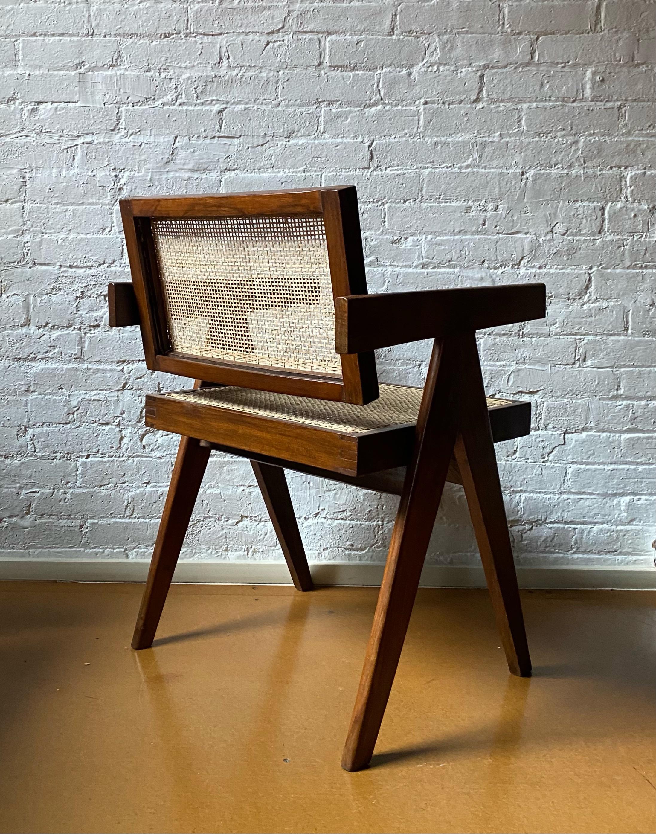 Mid-Century Modern Pierre Jeanneret chaise de bureau à dossier flottant en bois de rose, années 1950 en vente