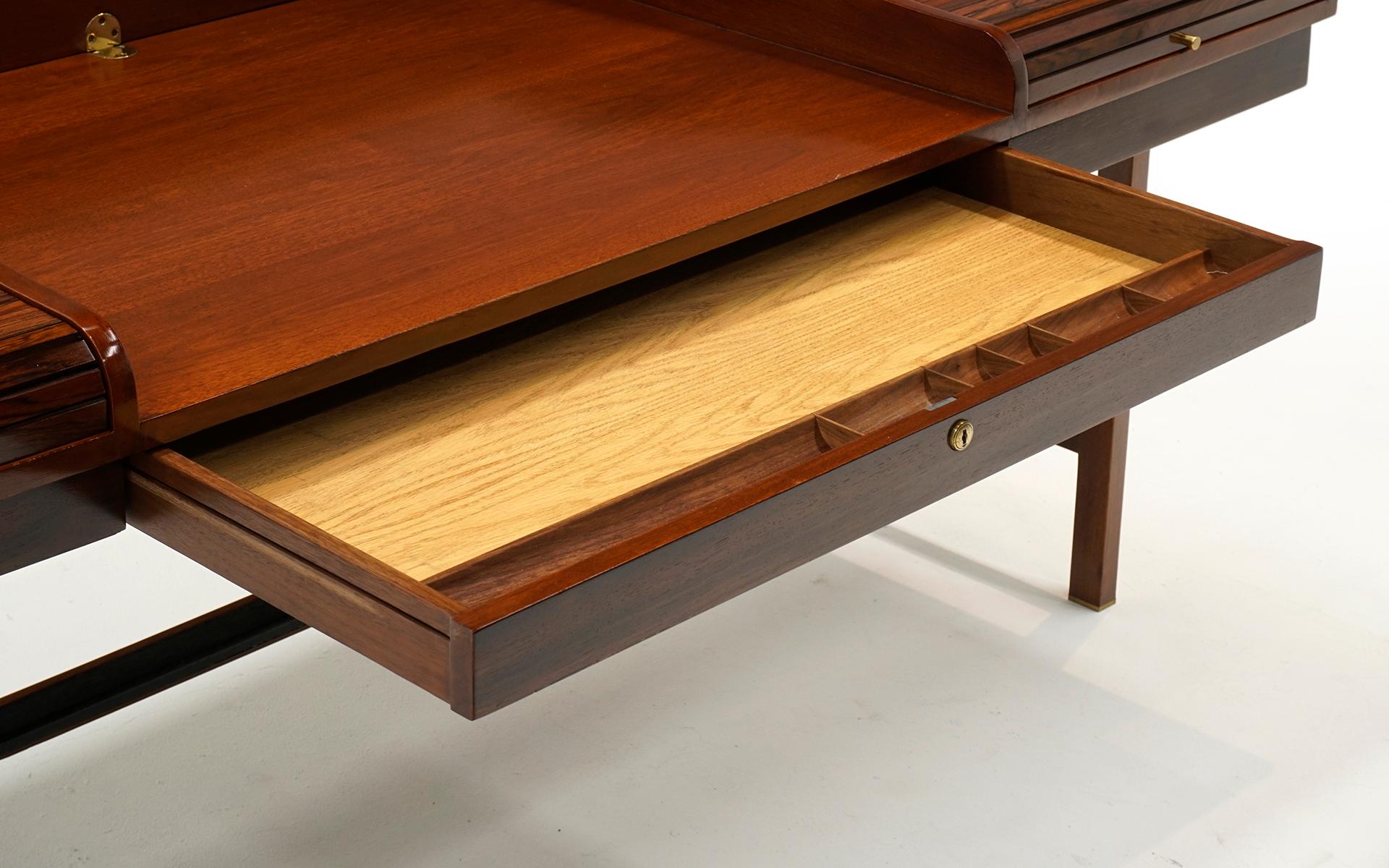 Rosewood Roll top Desk by Edward Wormley for Dunbar Model 452. All Original For Sale 3