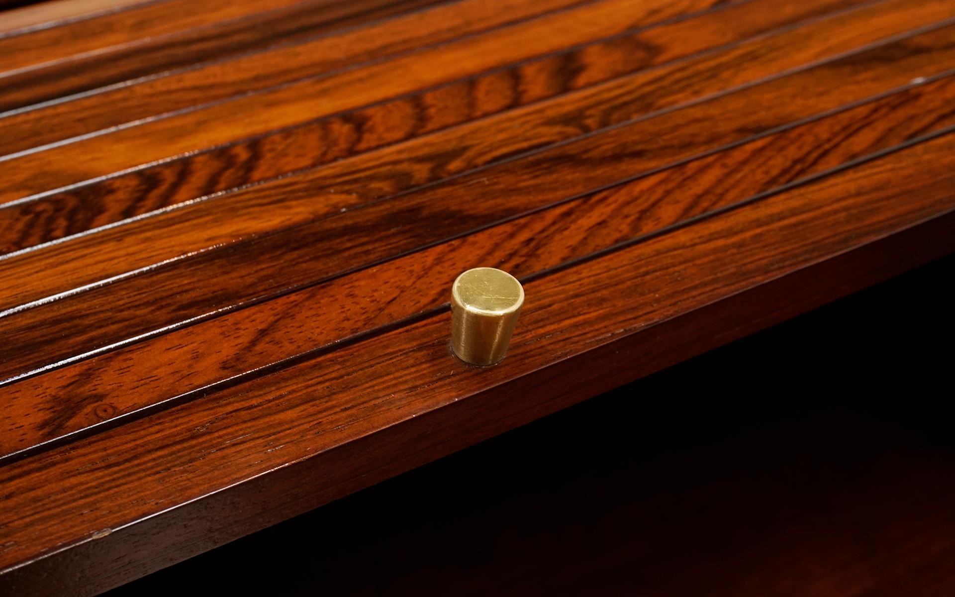 Roll-Top-Schreibtisch aus Rosenholz von Edward Wormley für Dunbar, Modell 452. Alle Original (Messing) im Angebot