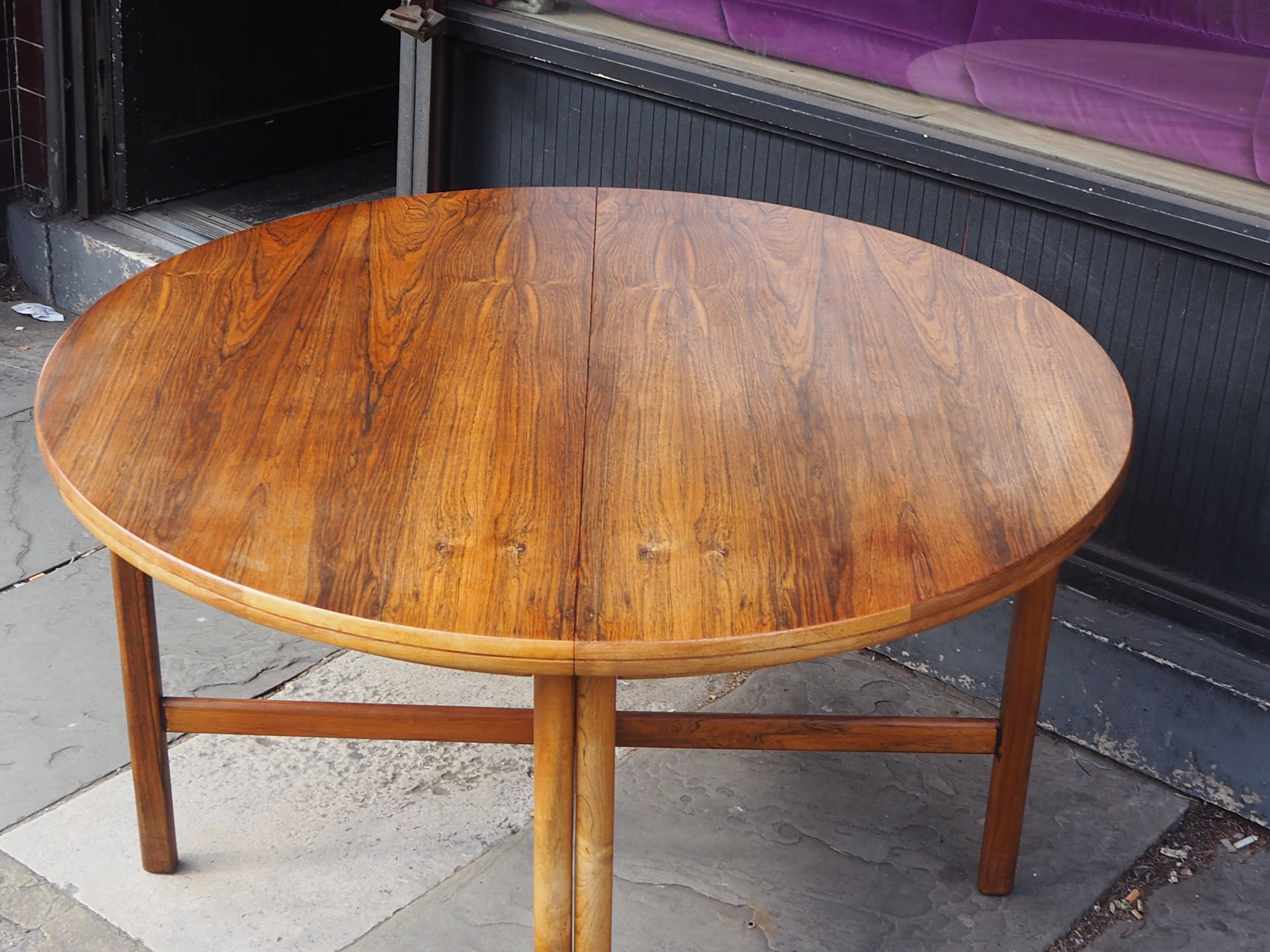 A stunning vintage rosewood dining table designed by Robert Heritage and made by Archie shine in Clapton, dating from 1965-1970. This is in great original condition, with only some minor wear here and there, there are a couple of very light but long