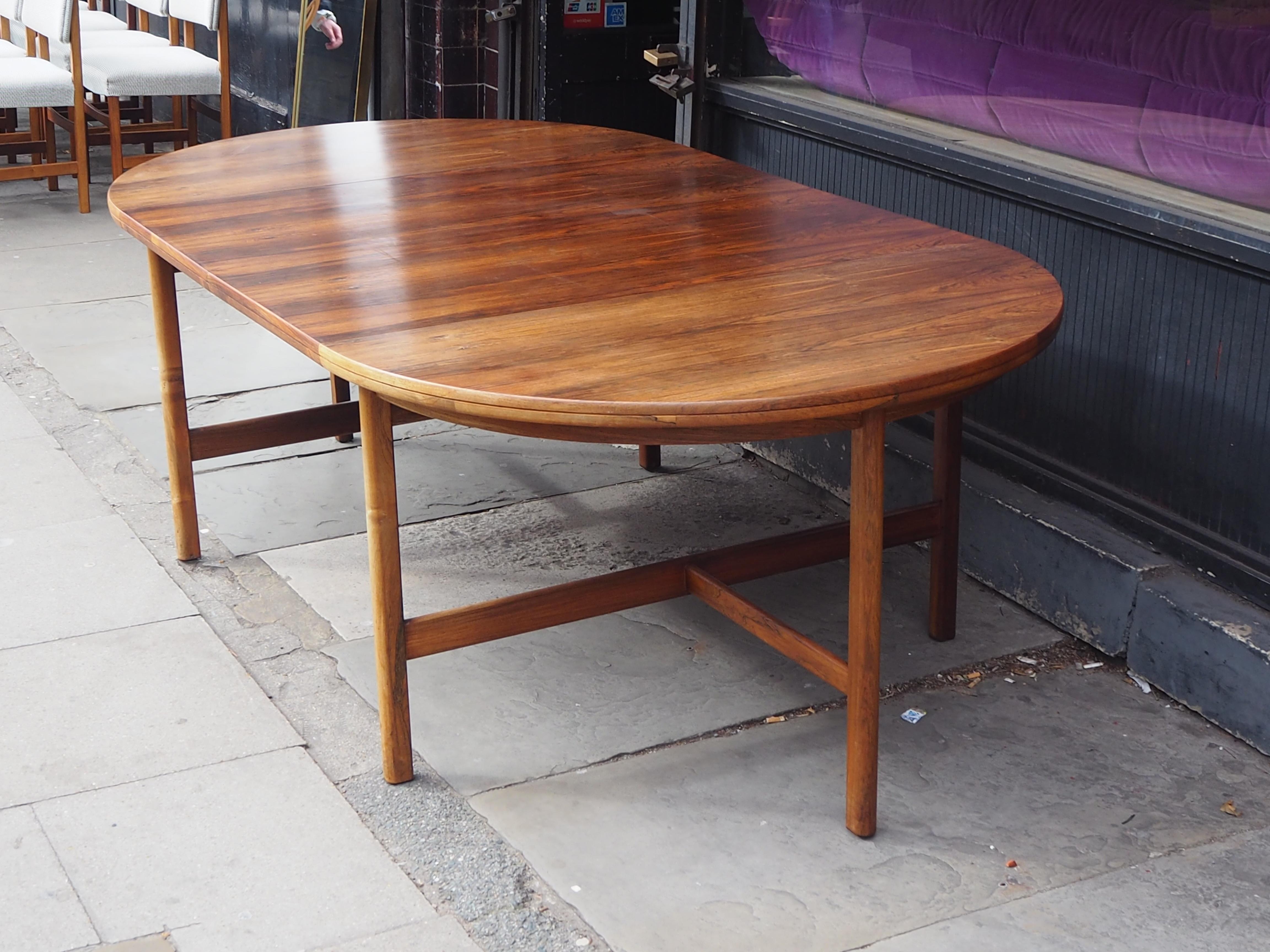 Rosewood Round or Oval Dining Table, Robert Heritage for Archie Shine In Good Condition In London, GB