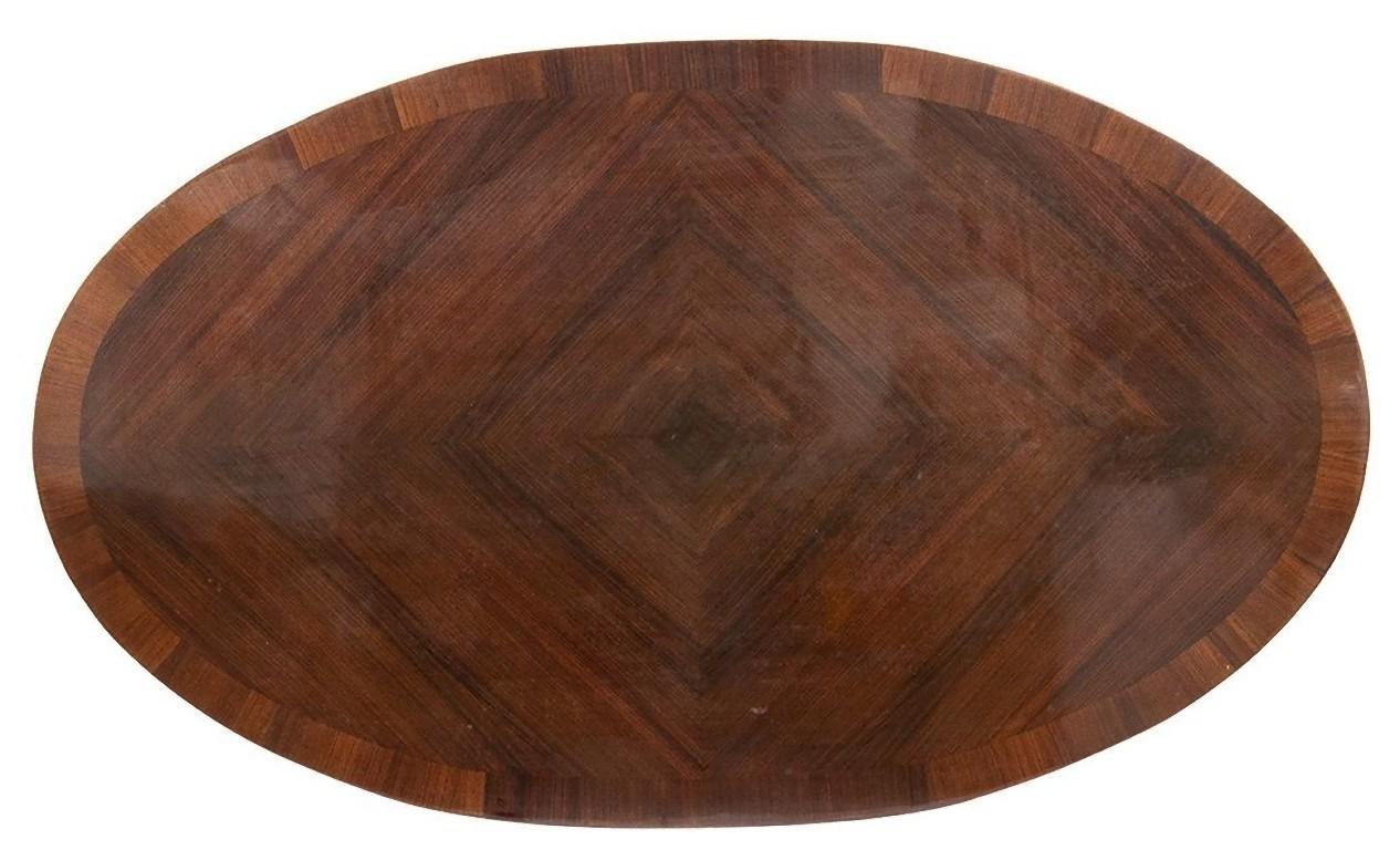 Dieser runde Tisch ist ein originales Designermöbelstück, das Ende des 19. Jahrhunderts von einem anonymen Künstler geschaffen wurde.

Ein schöner, großer, rosenholzfurnierter Tisch mit ovaler Platte, die von vier gebogenen Beinen getragen wird.