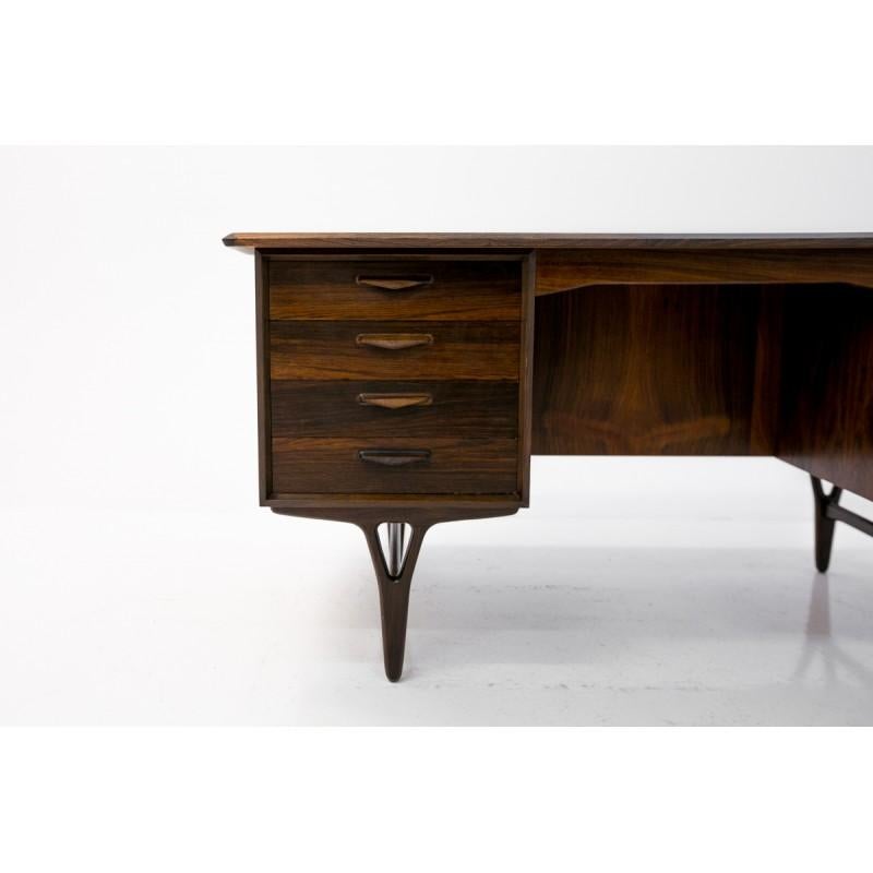 Unique dark rosewood desk / writing table in Danish design.
Soft legs shape and crafted handles.
Excellent condition.
 