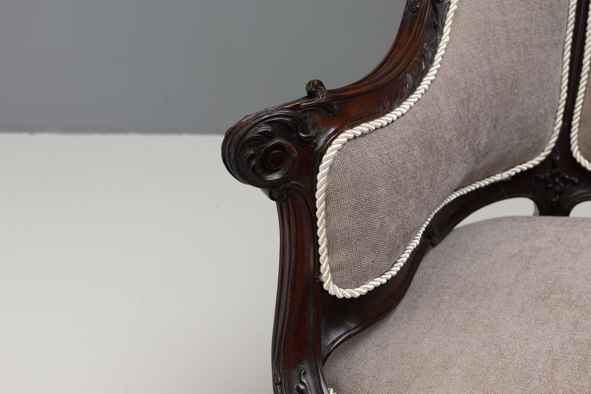 Divano a due posti in stile rococò francese rivestito in palissandro su gambe cabriole. Circa 1890.
H. H. 89cm (SH 47cm) x L. 125cm x P. 72cm
