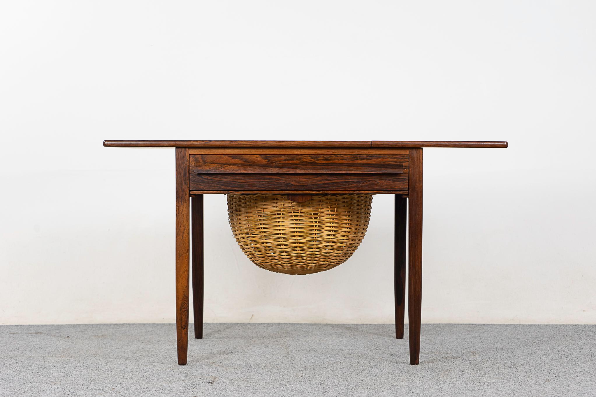 Scandinave moderne Table à couture en bois de rose de Johannes Andersen en vente