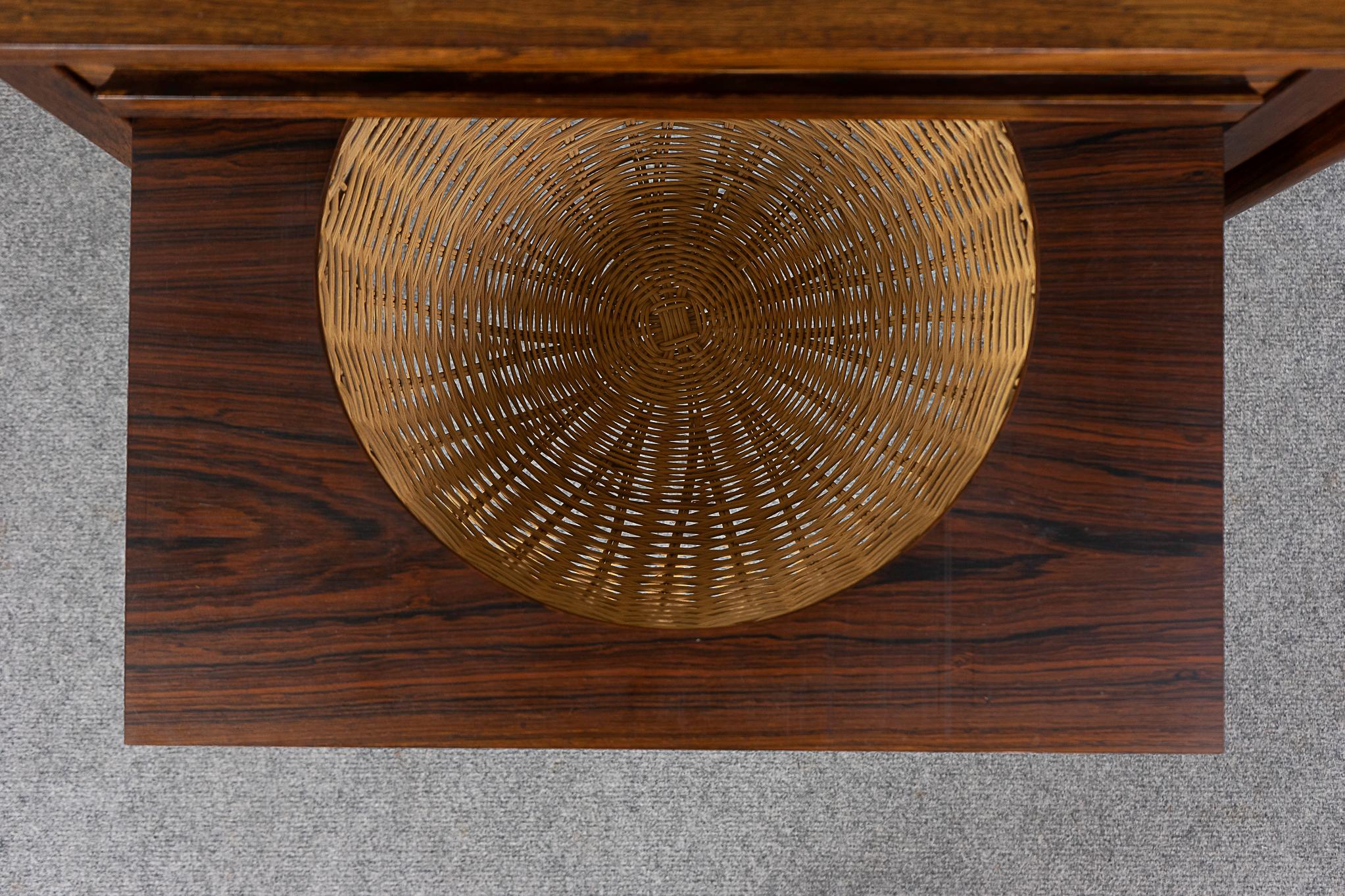 Milieu du XXe siècle Table à couture en bois de rose de Johannes Andersen en vente