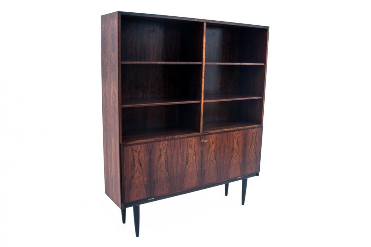 Danish bookcase from the 1960s, designed by Omann Jun Mobelfabrik.

The furniture is in very good condition, after professional renovation.

Dimensions: height 143 cm / width 120 cm / depth 30 cm
