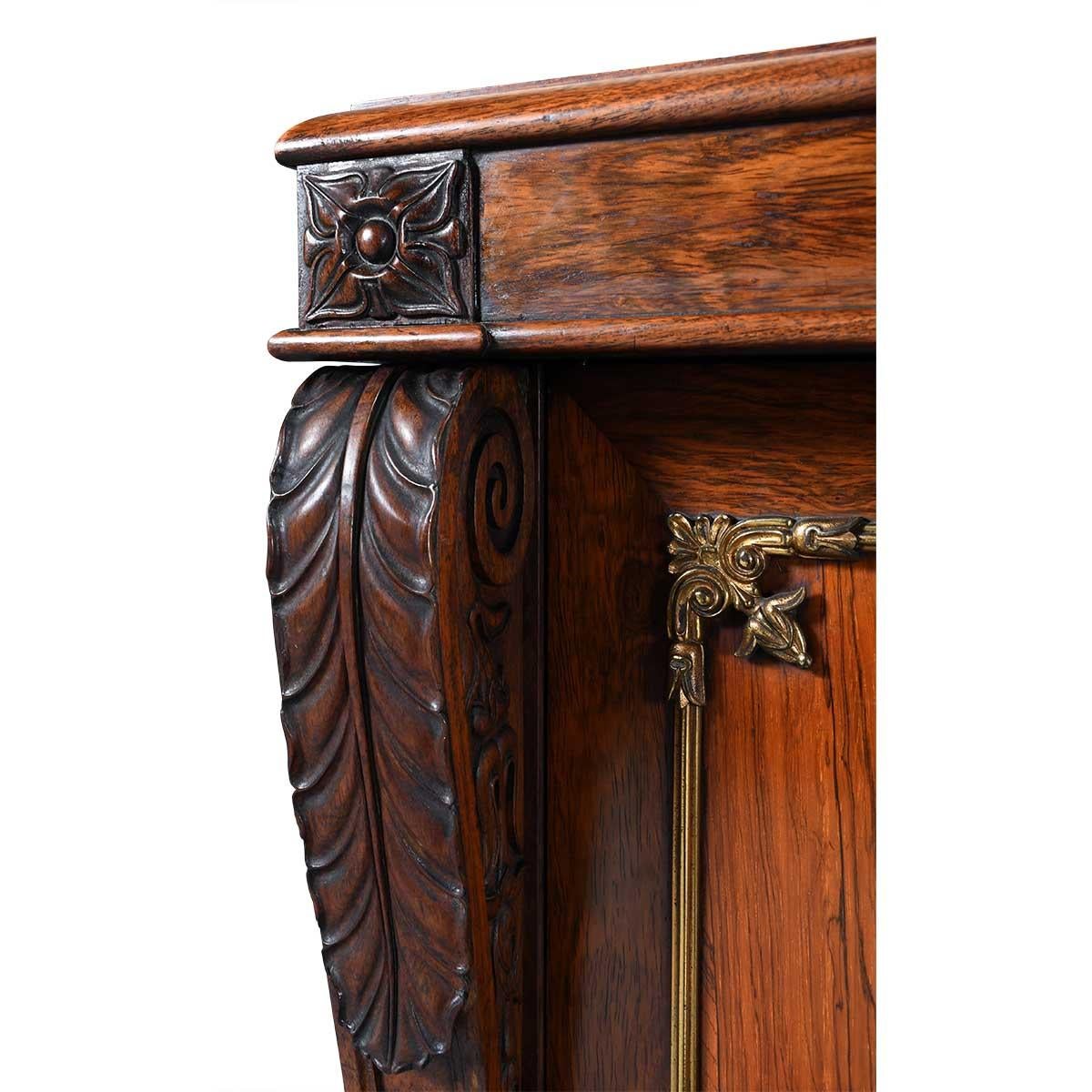 Anglais Meuble d'appoint en bois de rose avec plateau en marbre en vente