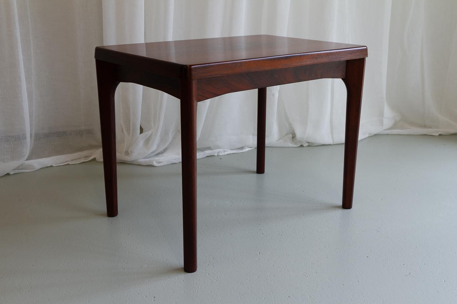 Beistelltisch aus Palisanderholz von Henning Kjærnulf für Vejle Stole & Møbelfabrik, 1960er Jahre.

Dänischer moderner rechteckiger Beistell- oder Lampentisch aus Palisanderholz. Entworfen von Henning Kjærnulf und hergestellt von Vejle Stole og