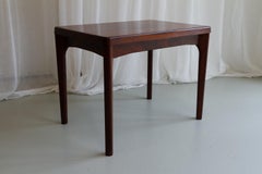 Mesa auxiliar de palisandro de Henning Kjærnulf para Vejle Stole & Møbelfabrik, década de 1960.