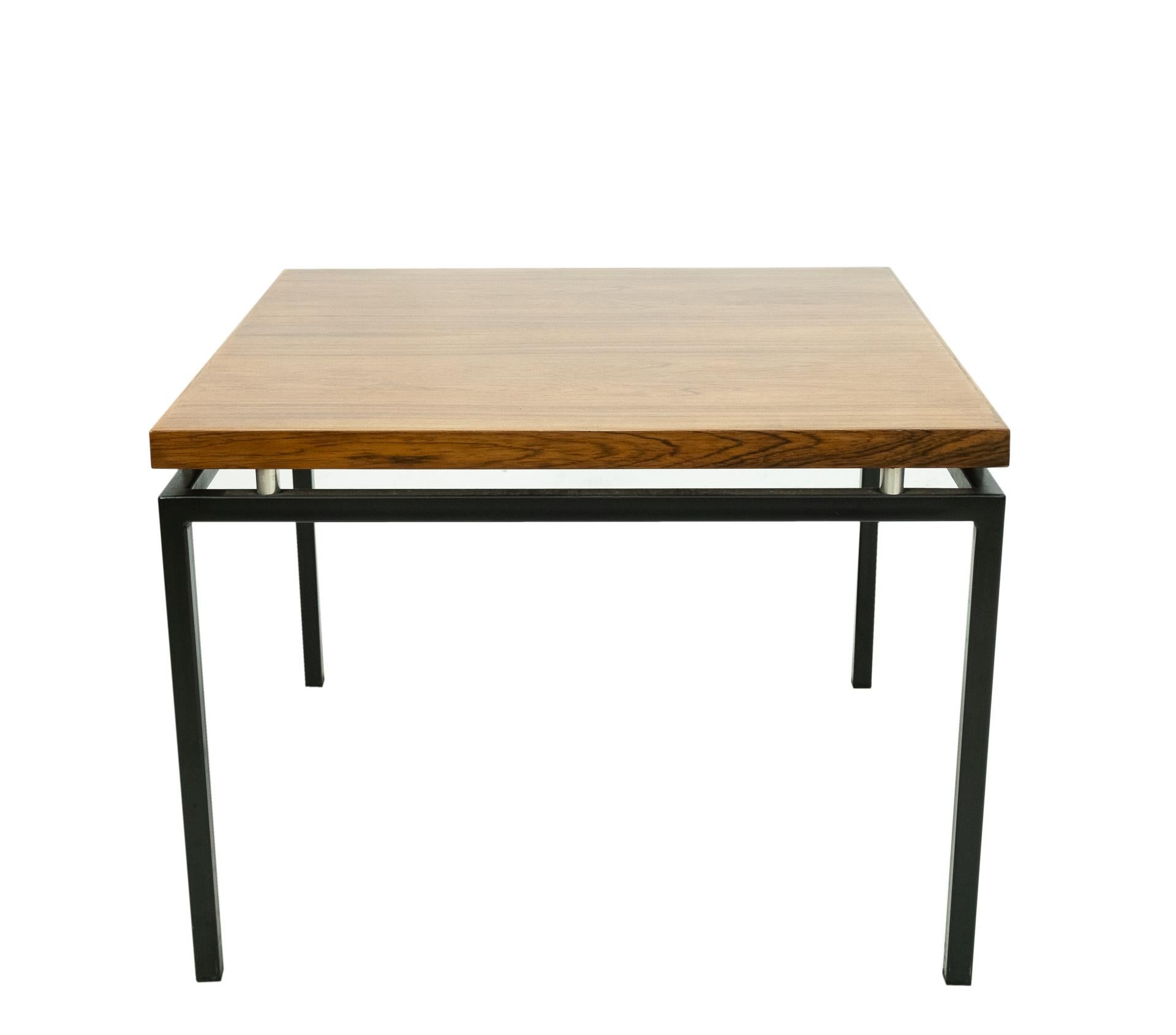 Très belle table de canapé carrée. Pieds carrés en métal noir, livré avec un plateau flottant en bois de rose.
Bon état.
  