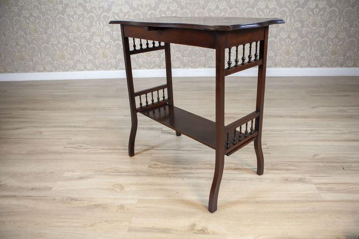 Rosewood Side Table From the Early 20th Century Finished in Shellac

A side table made of rosewood, dating back to the early 20th century. The irregularly shaped tabletop is supported by curved, smooth legs. At the base of the table, there is a