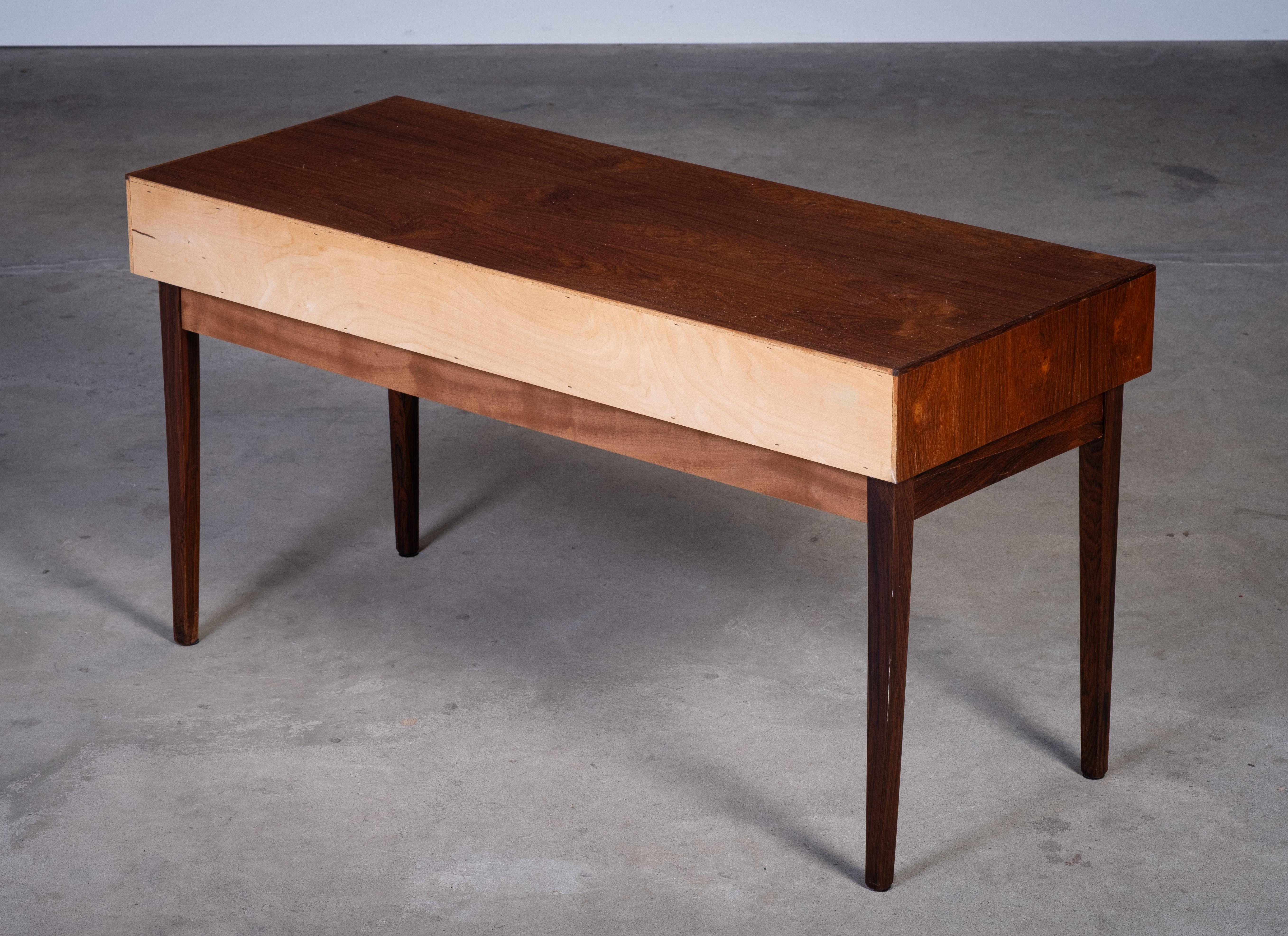 Tavolino o mobile da sala in palissandro con cassetti, Danimarca, anni '60 in vendita 3