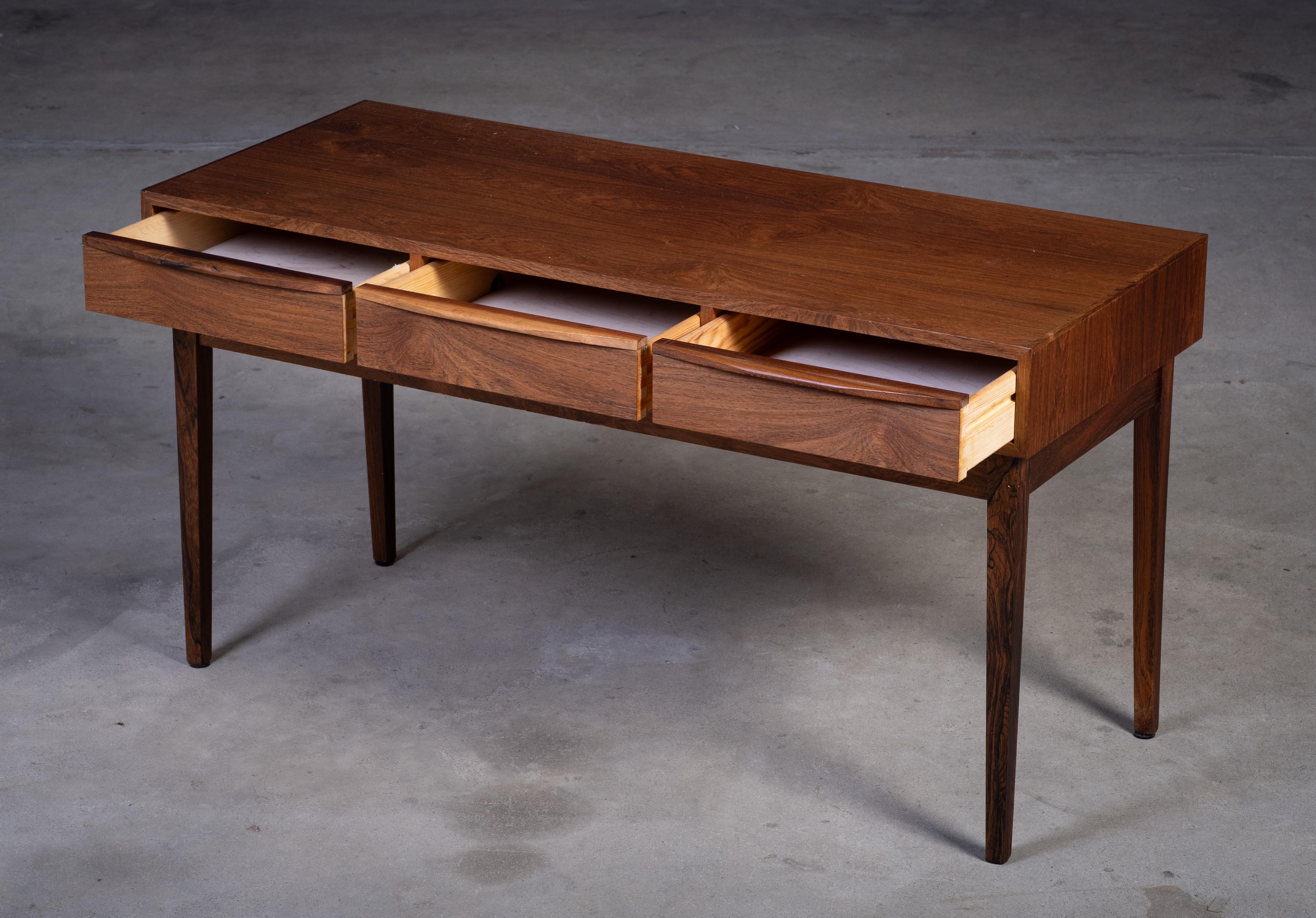 Mid-Century moderno Tavolino o mobile da sala in palissandro con cassetti, Danimarca, anni '60 in vendita