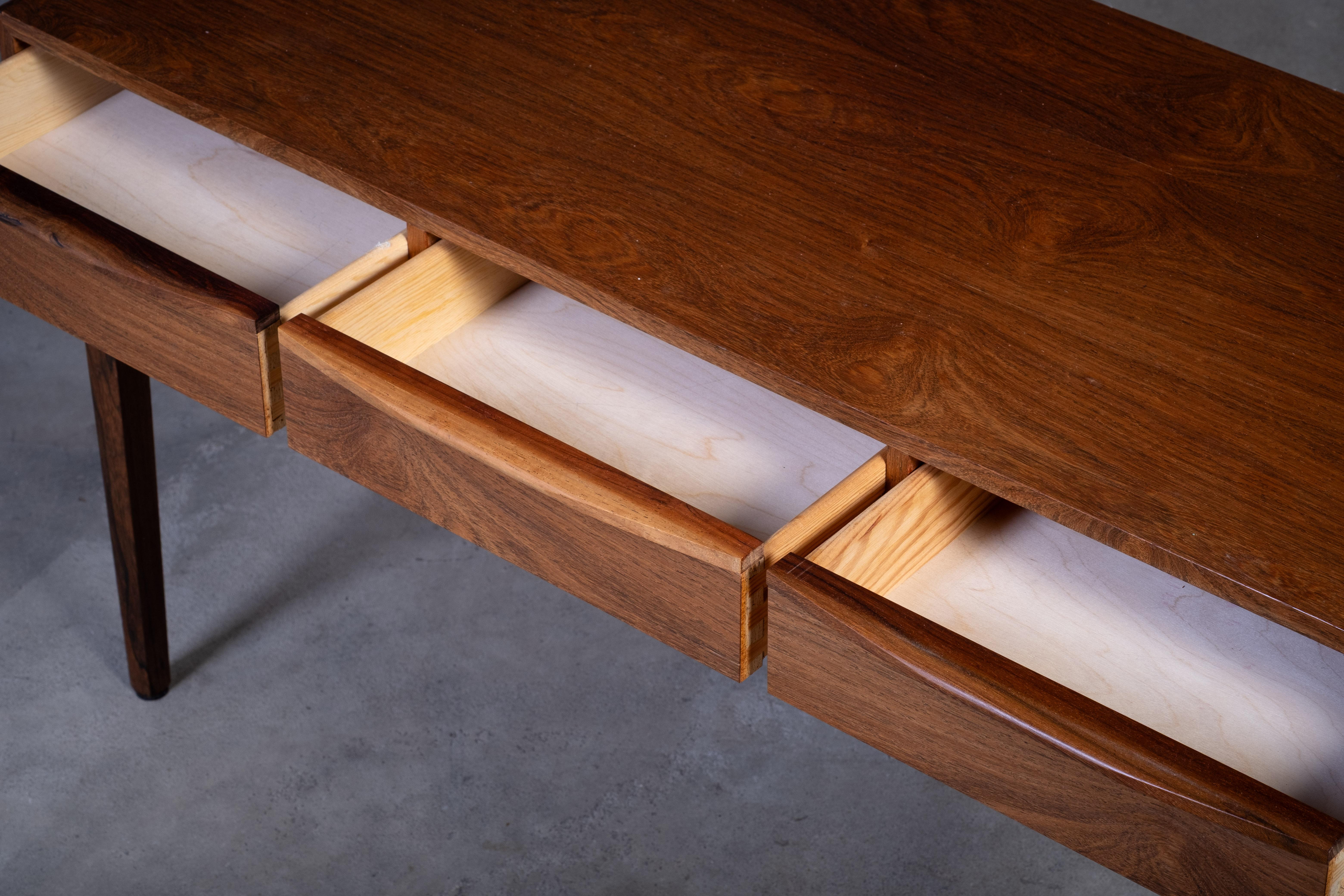 Danese Tavolino o mobile da sala in palissandro con cassetti, Danimarca, anni '60 in vendita