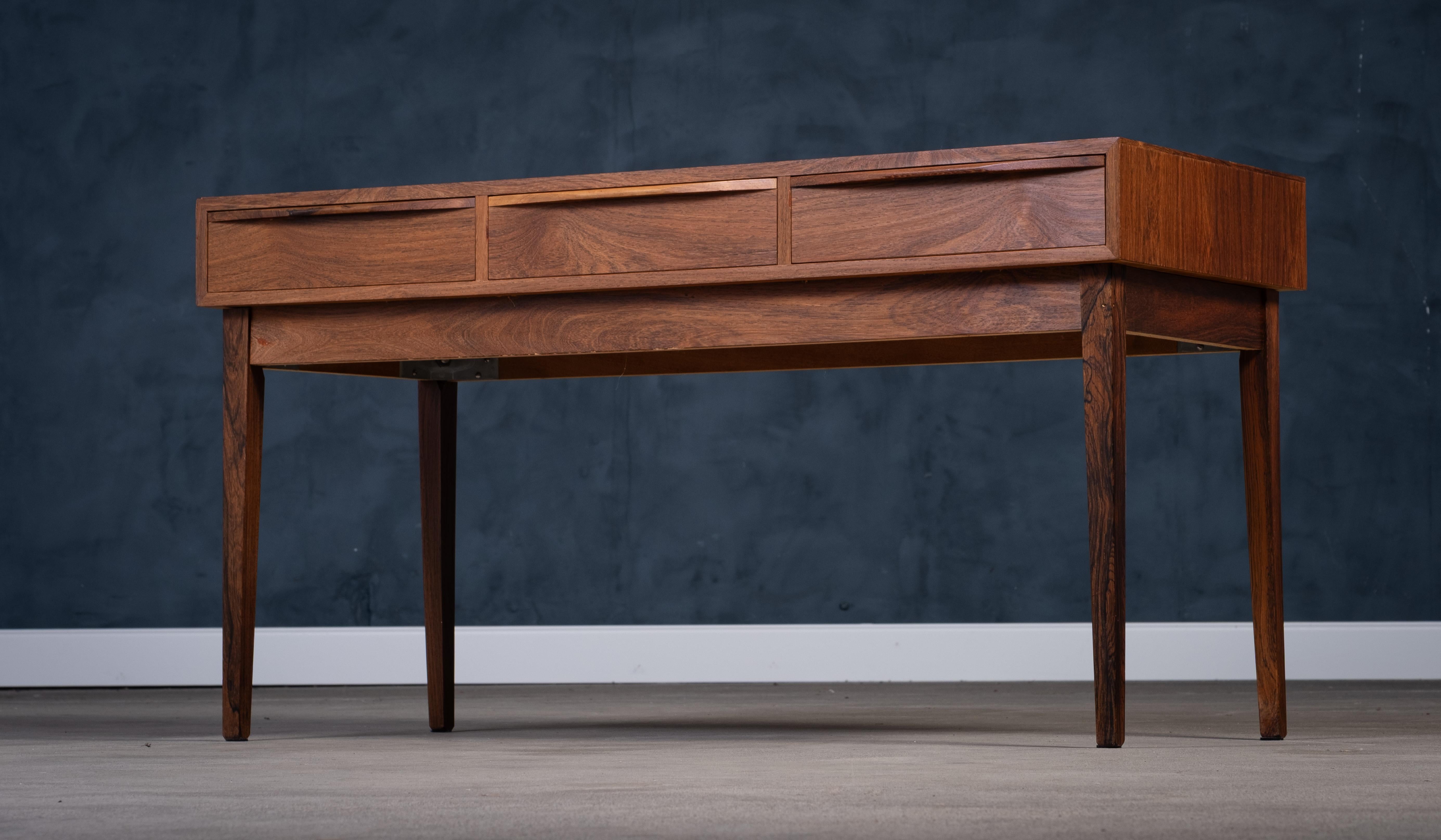 Tavolino o mobile da sala in palissandro con cassetti, Danimarca, anni '60 In condizioni buone in vendita a Nørre Aaby, DK