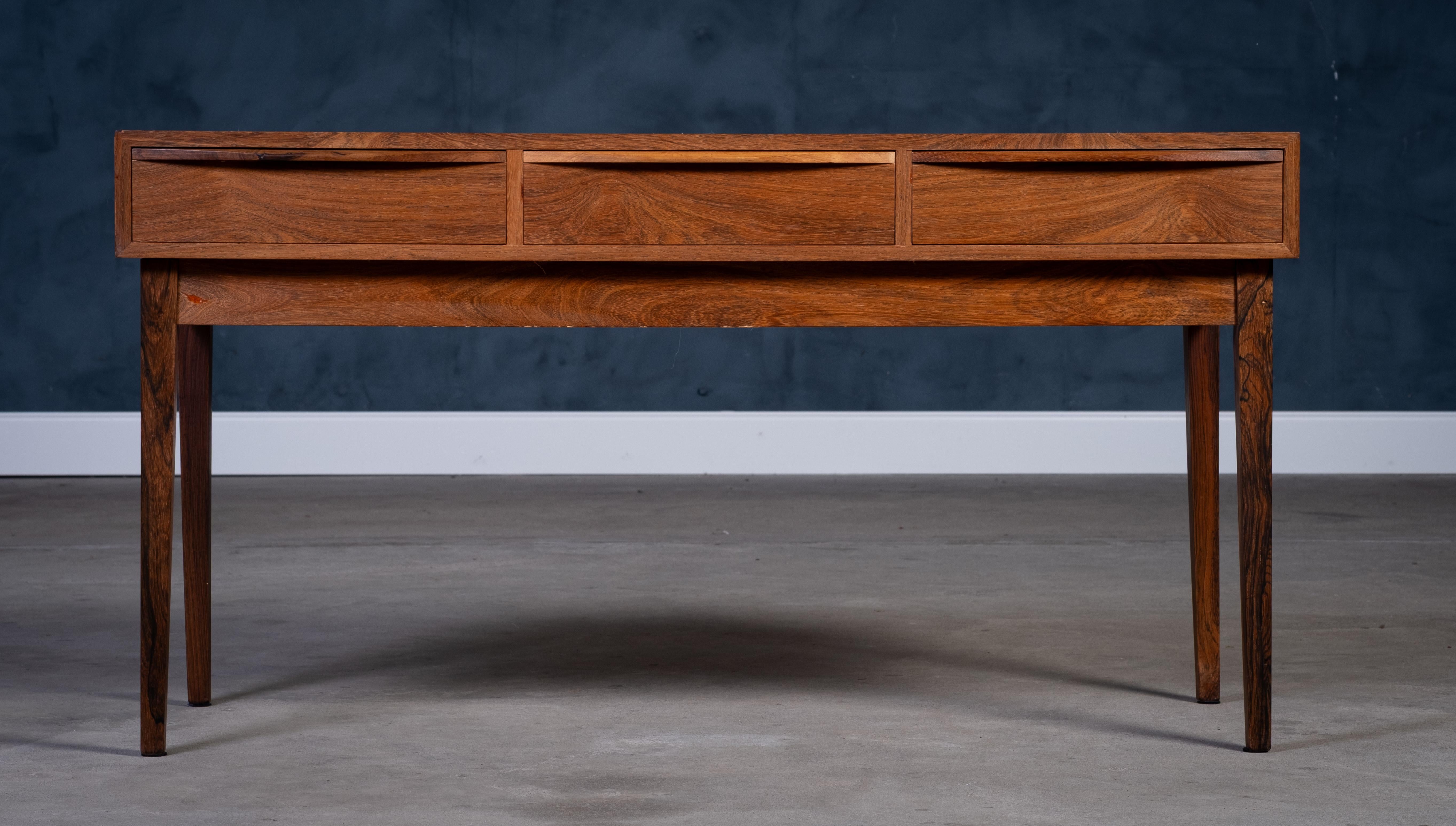 Metà XX secolo Tavolino o mobile da sala in palissandro con cassetti, Danimarca, anni '60 in vendita