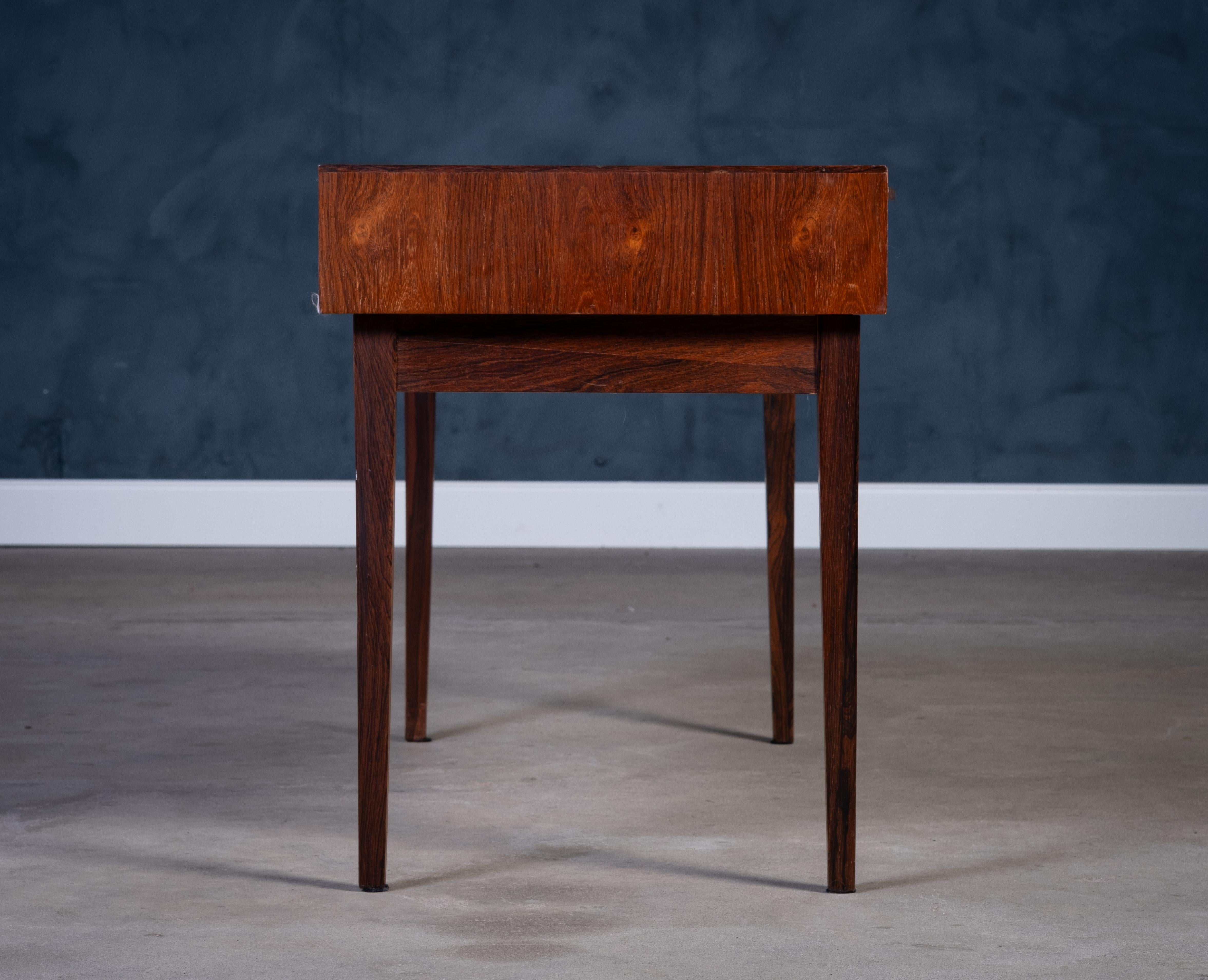 Palissandro Tavolino o mobile da sala in palissandro con cassetti, Danimarca, anni '60 in vendita