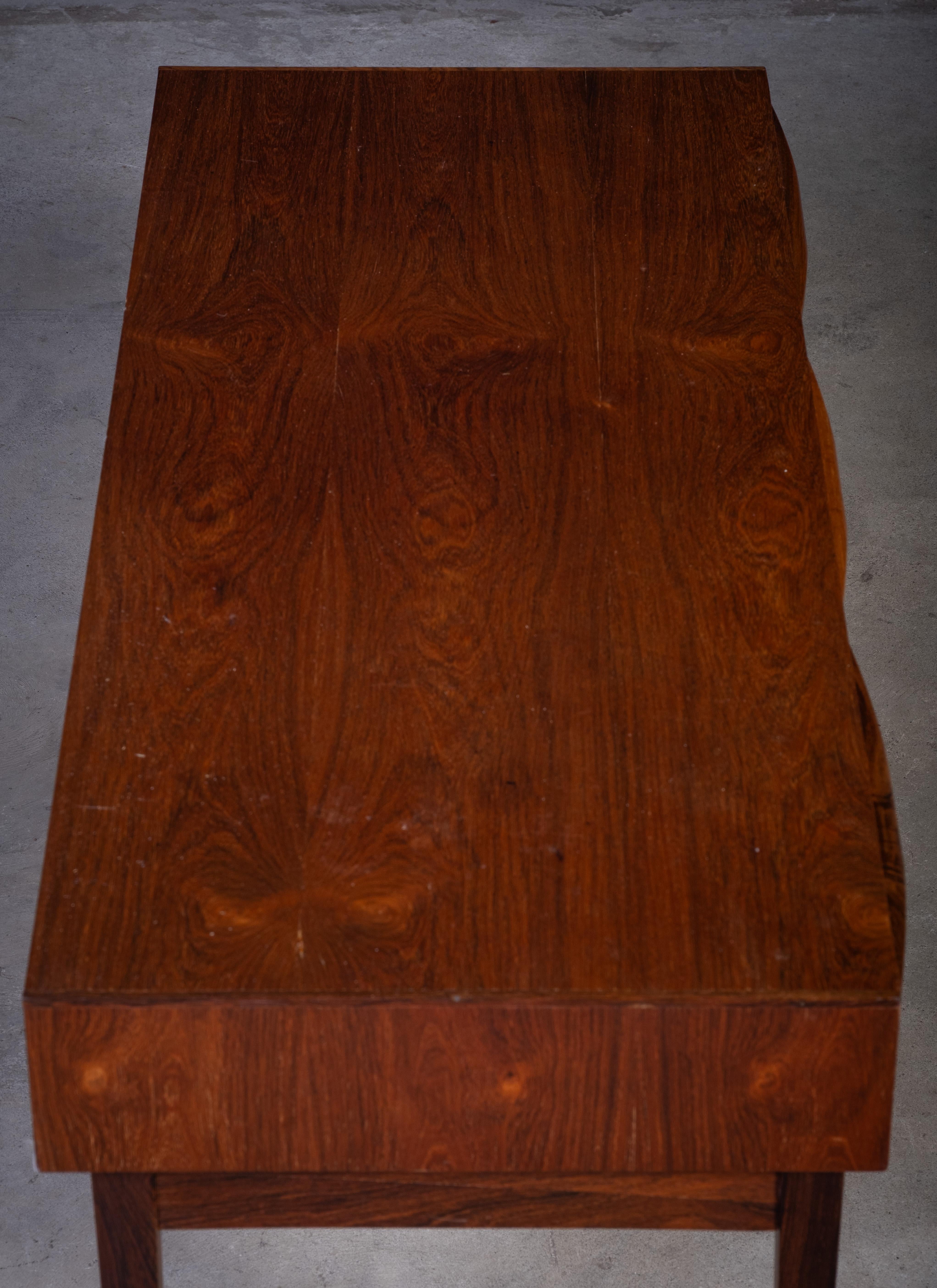 Tavolino o mobile da sala in palissandro con cassetti, Danimarca, anni '60 in vendita 1