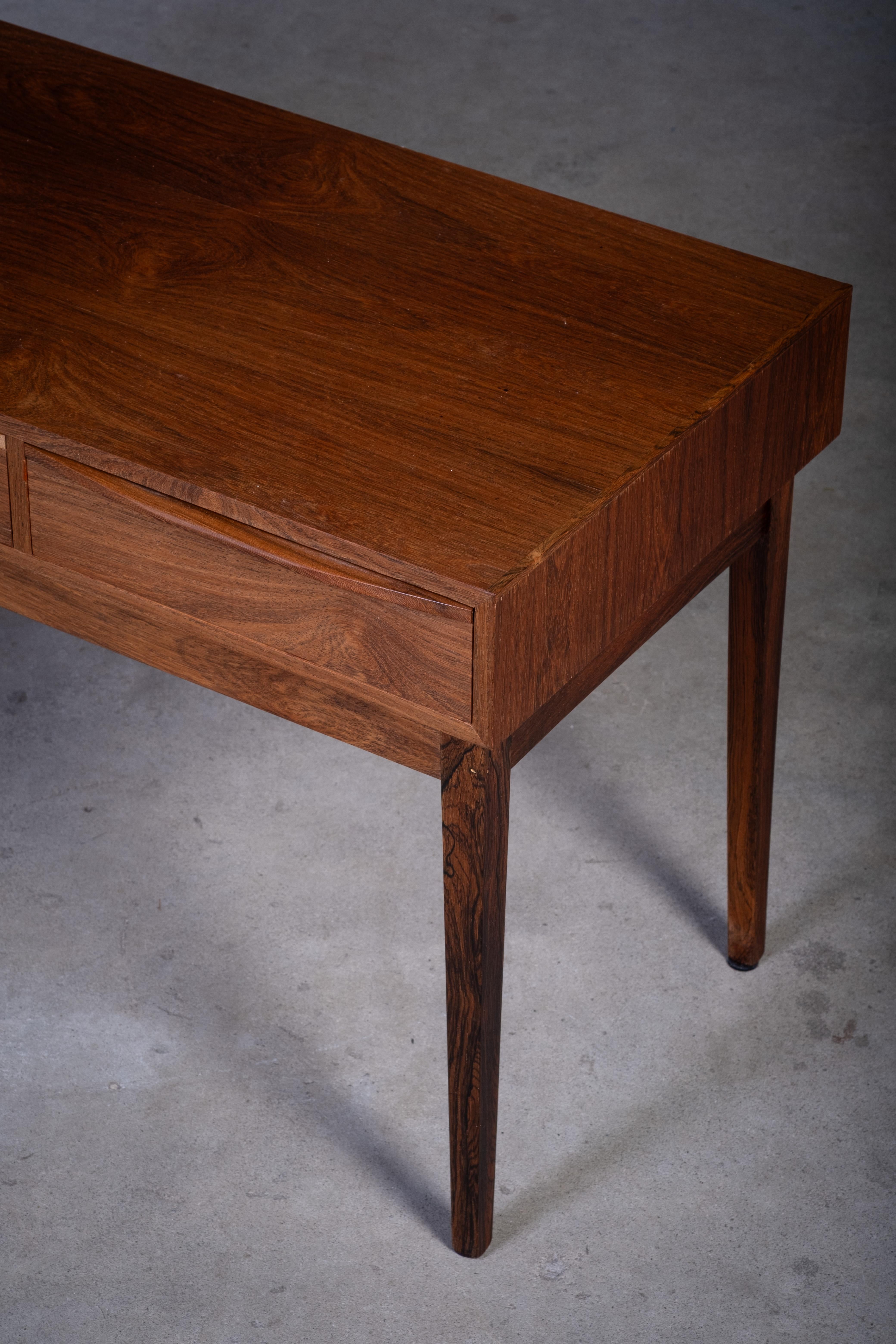 Tavolino o mobile da sala in palissandro con cassetti, Danimarca, anni '60 in vendita 2