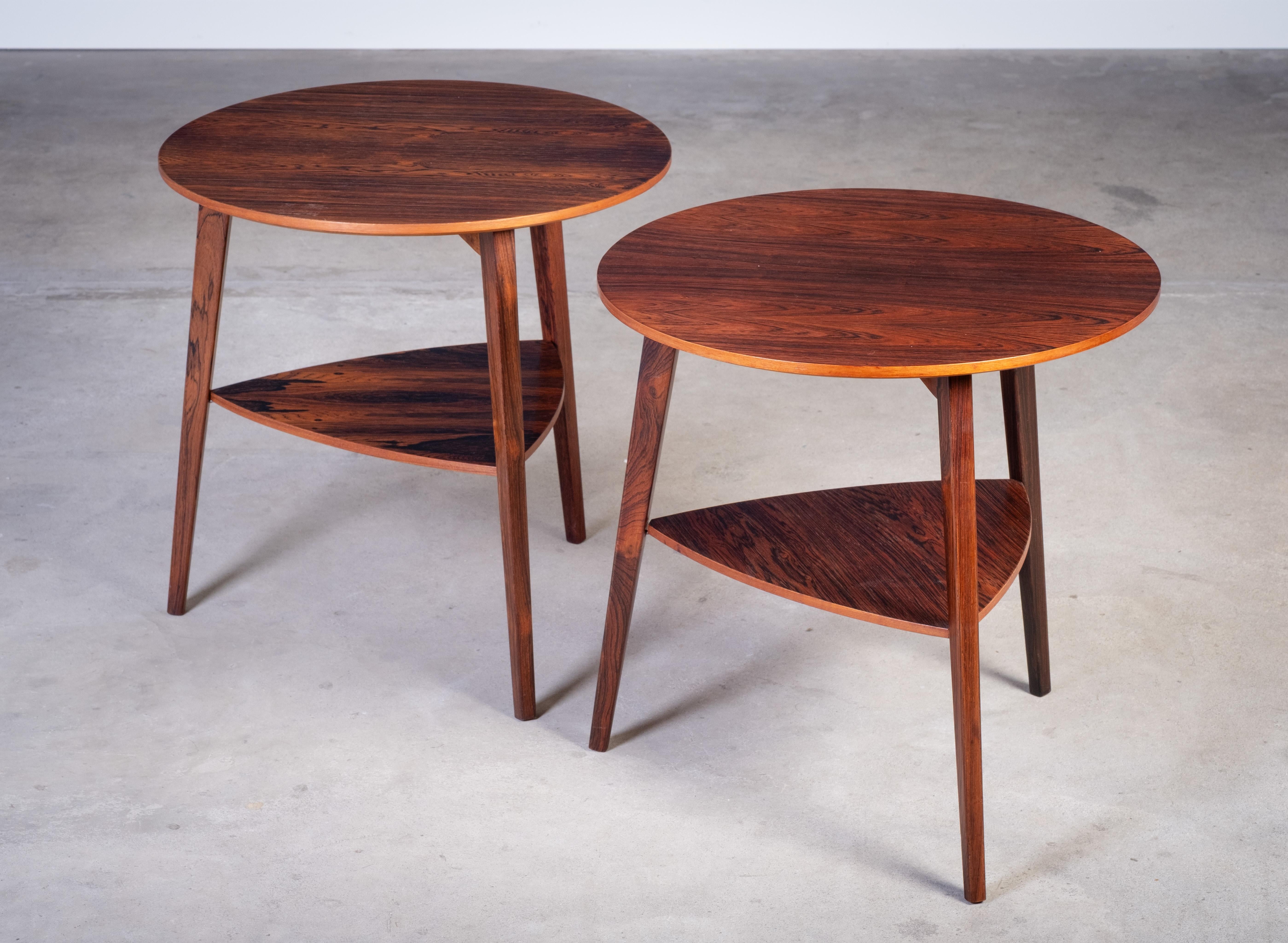 Paire de tables d'appoint rondes magnifiquement restaurées, conçues par Georg Jensen et produites par Kubus au Danemark dans les années 1960. Fabriquées en bois de rose richement grainé, ces tables mettent en valeur le design épuré et minimal de