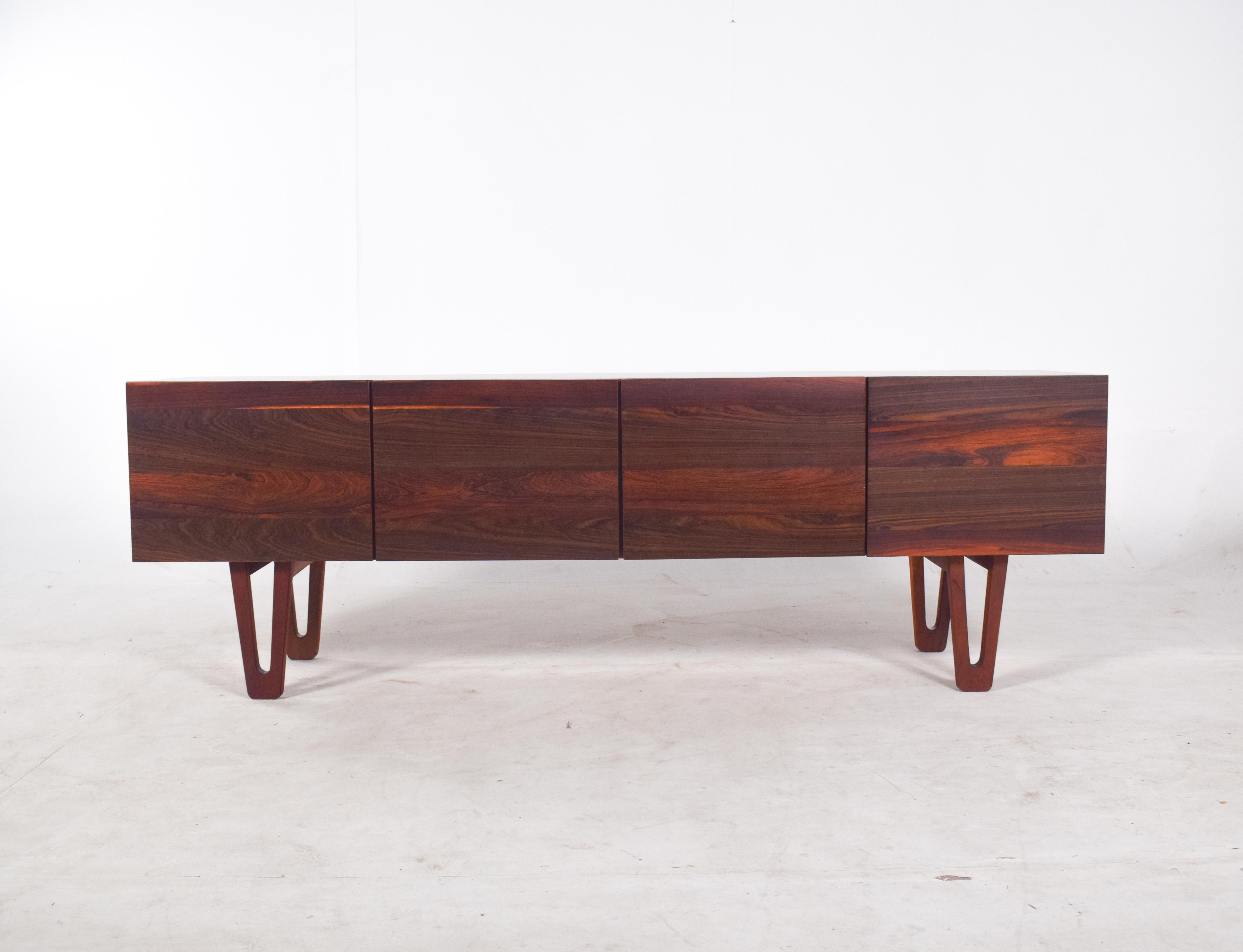 Ce magnifique buffet en bois de rose, fabriqué par Dustwood Portugal en 2025, est une pièce en édition limitée, faisant partie d'une série exclusive de sept exemplaires seulement. Conçu avec un grand sens du détail, le buffet présente un placage de