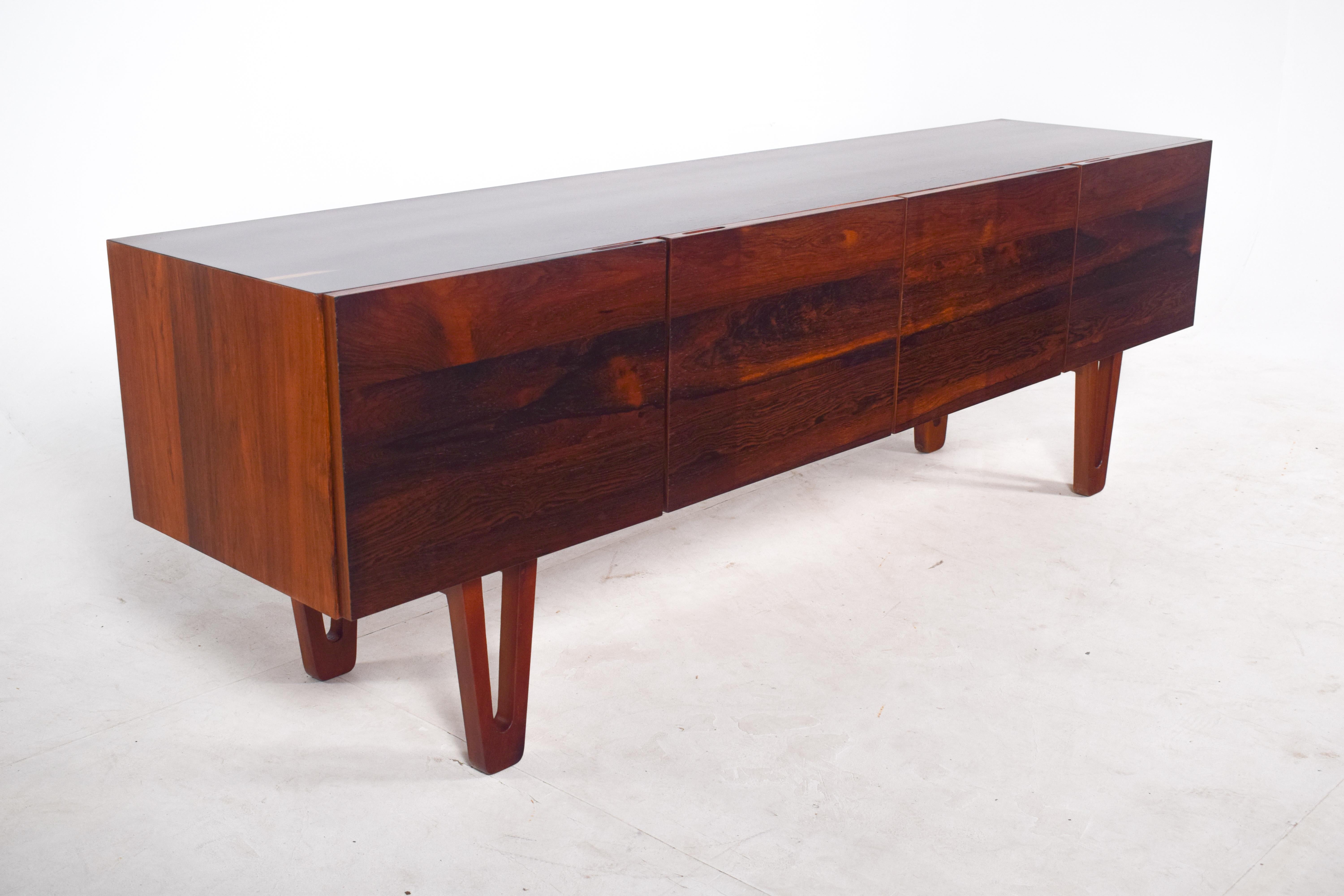 Ce magnifique buffet en bois de rose, fabriqué par Dustwood Portugal en 2025, est une pièce en édition limitée, faisant partie d'une série exclusive de sept exemplaires seulement. Conçu avec un grand souci du détail, le buffet présente un placage de