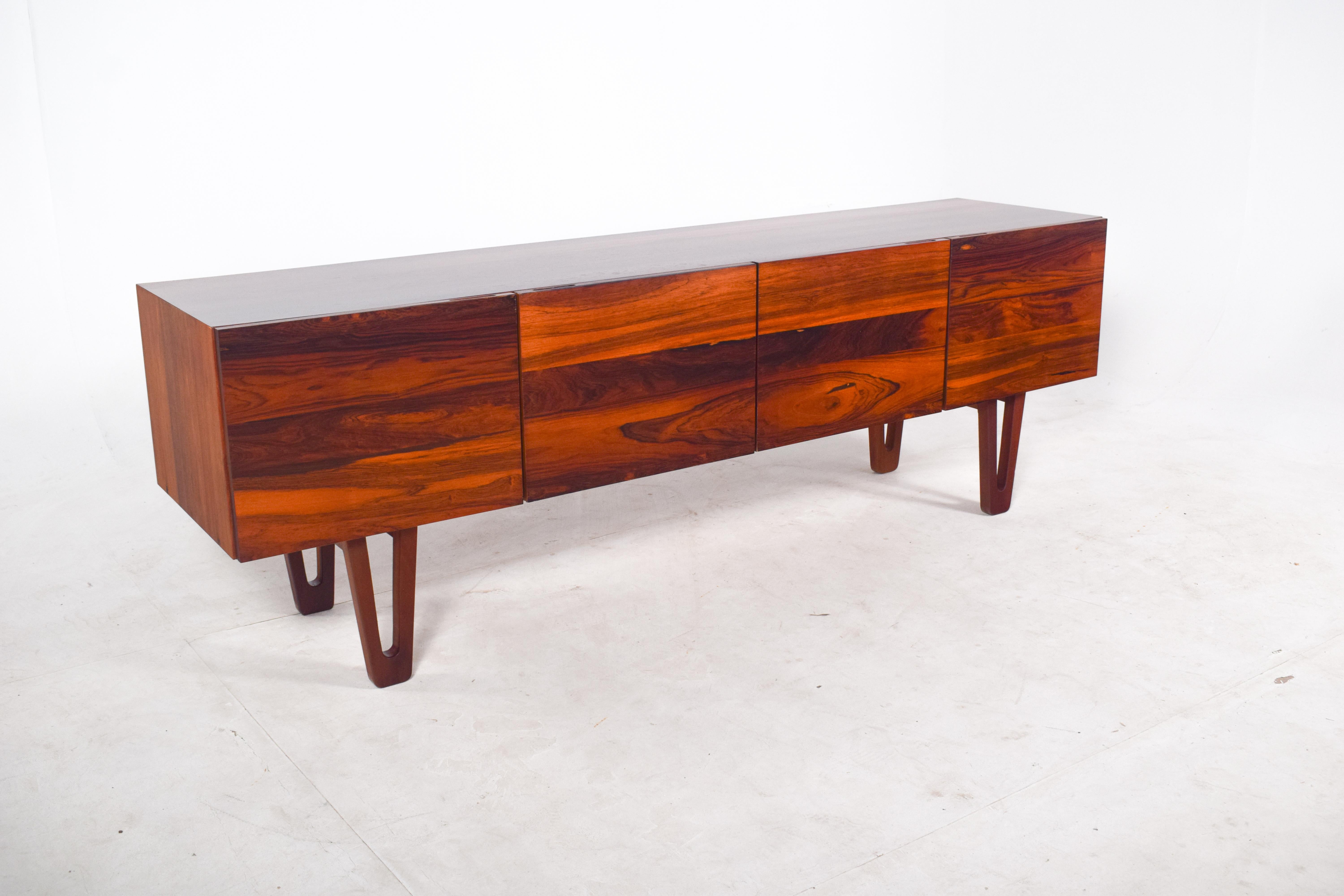 Ce magnifique buffet en bois de rose, fabriqué par Dustwood Portugal en 2025, est une pièce en édition limitée, faisant partie d'une série exclusive de sept exemplaires seulement. Conçu avec un grand souci du détail, le buffet présente un placage de