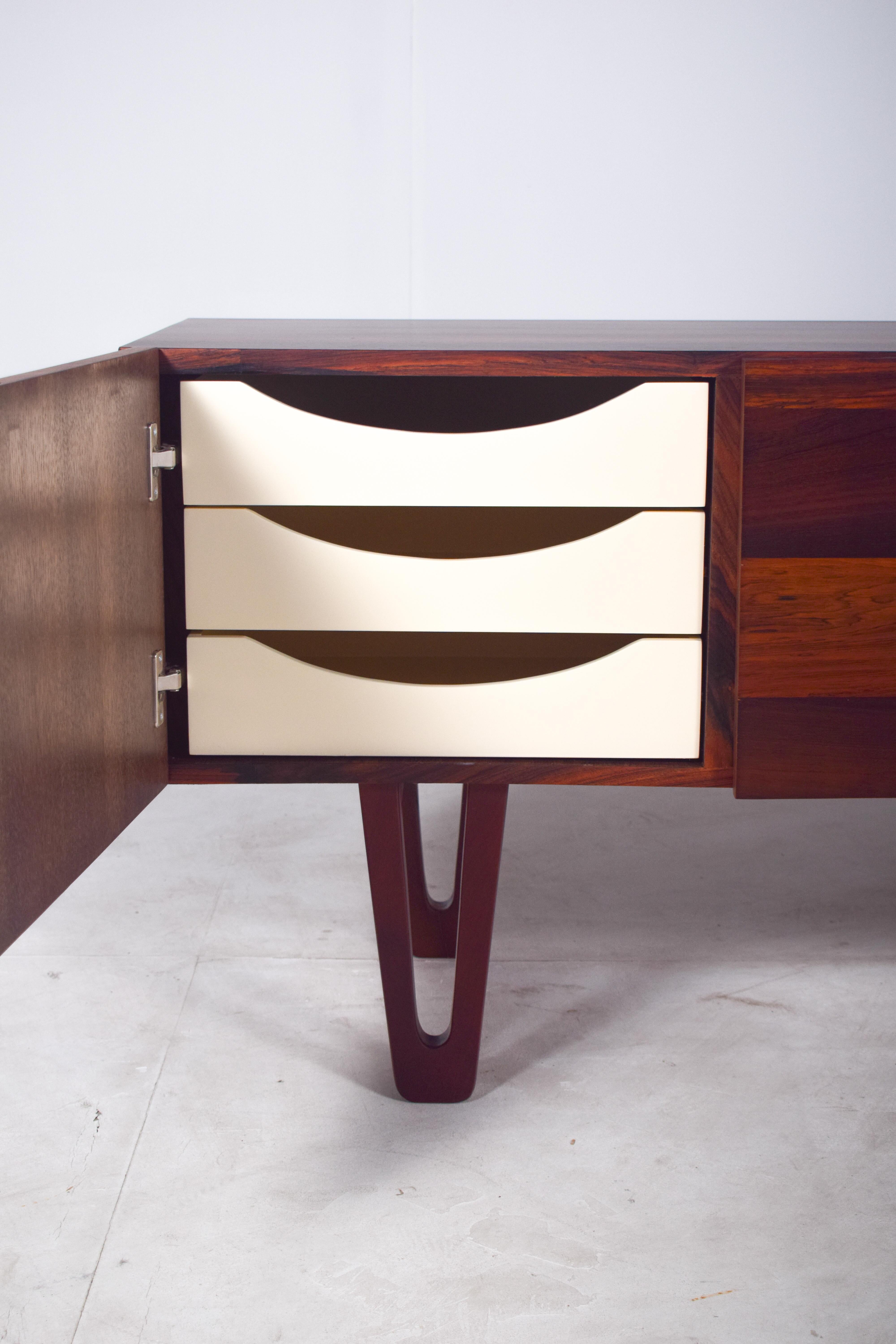 Mid-Century Modern Buffet en bois de rose de Dustwood 7 série en vente