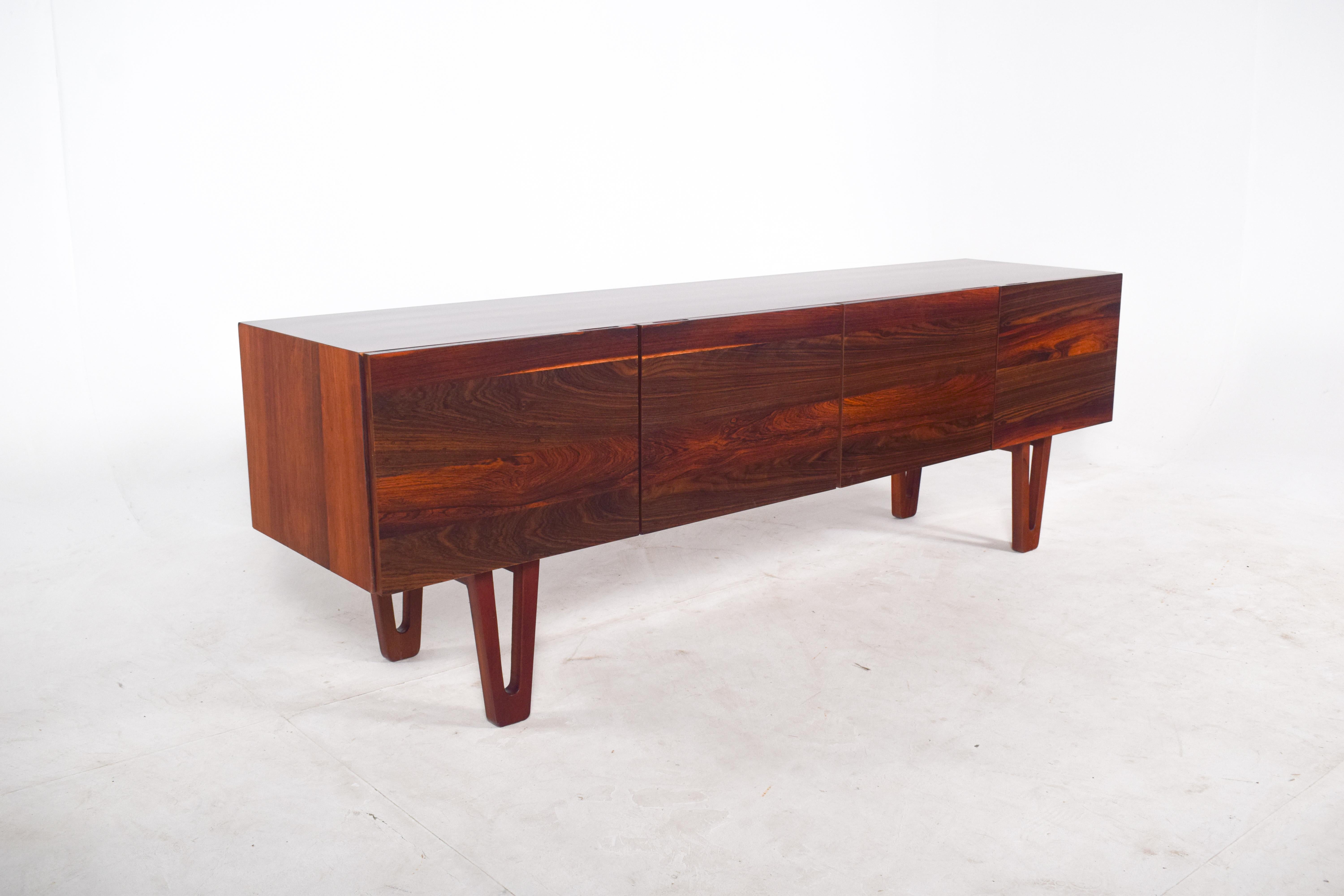 Mid-Century Modern Buffet en bois de rose de Dustwood 7 série en vente