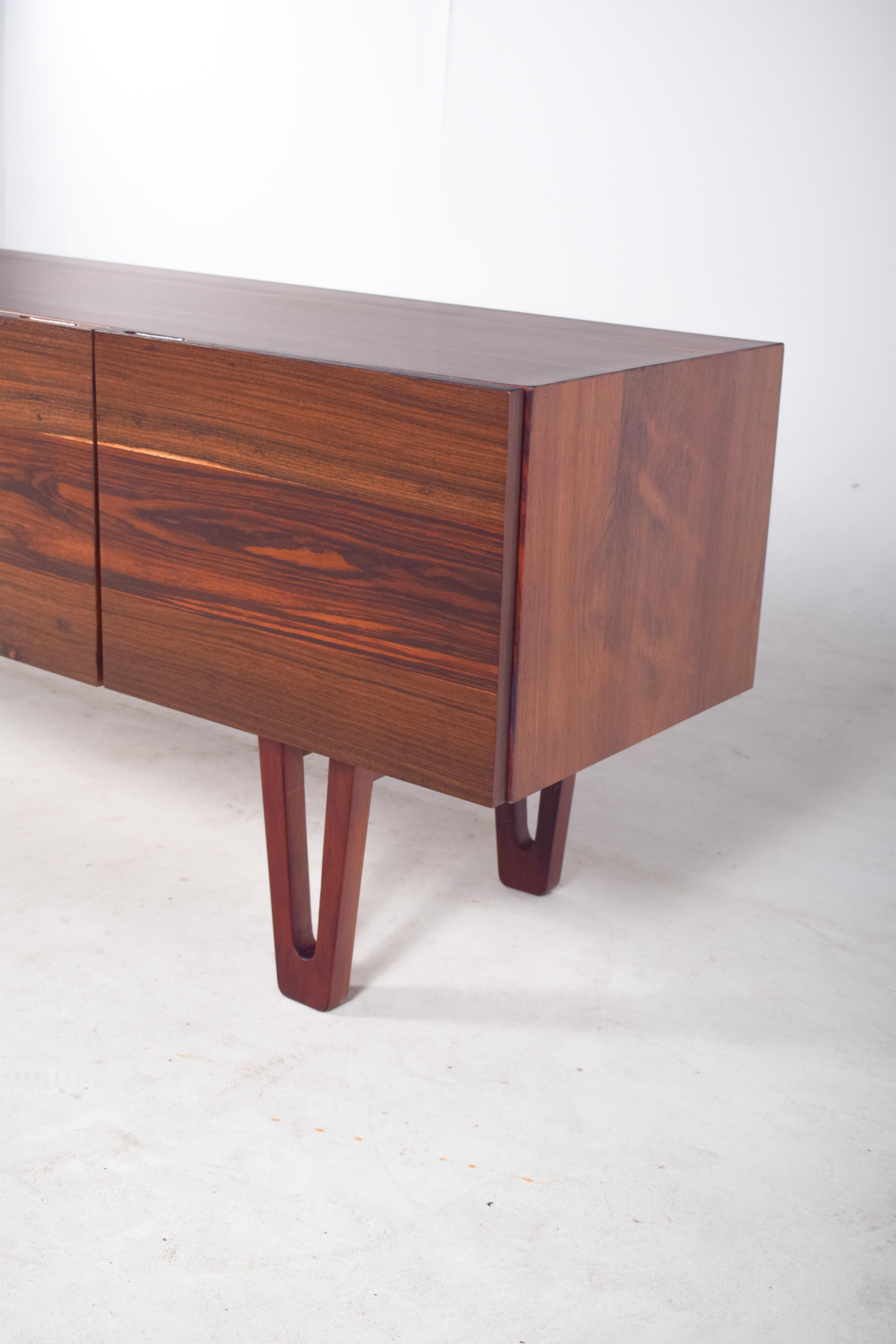 Mid-Century Modern Buffet en bois de rose de Dustwood 7 série en vente