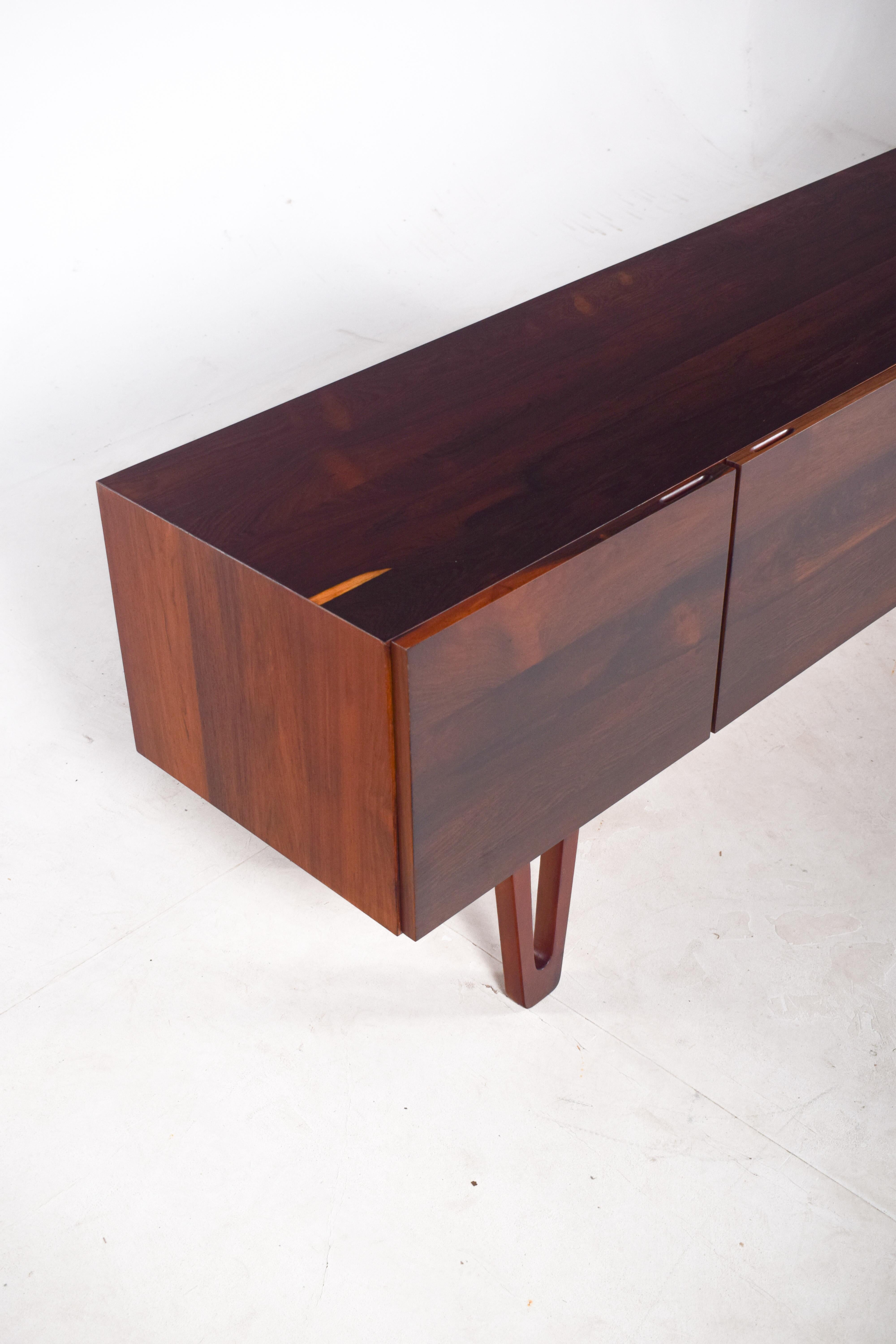 Mid-Century Modern Buffet en bois de rose de Dustwood 7 série en vente