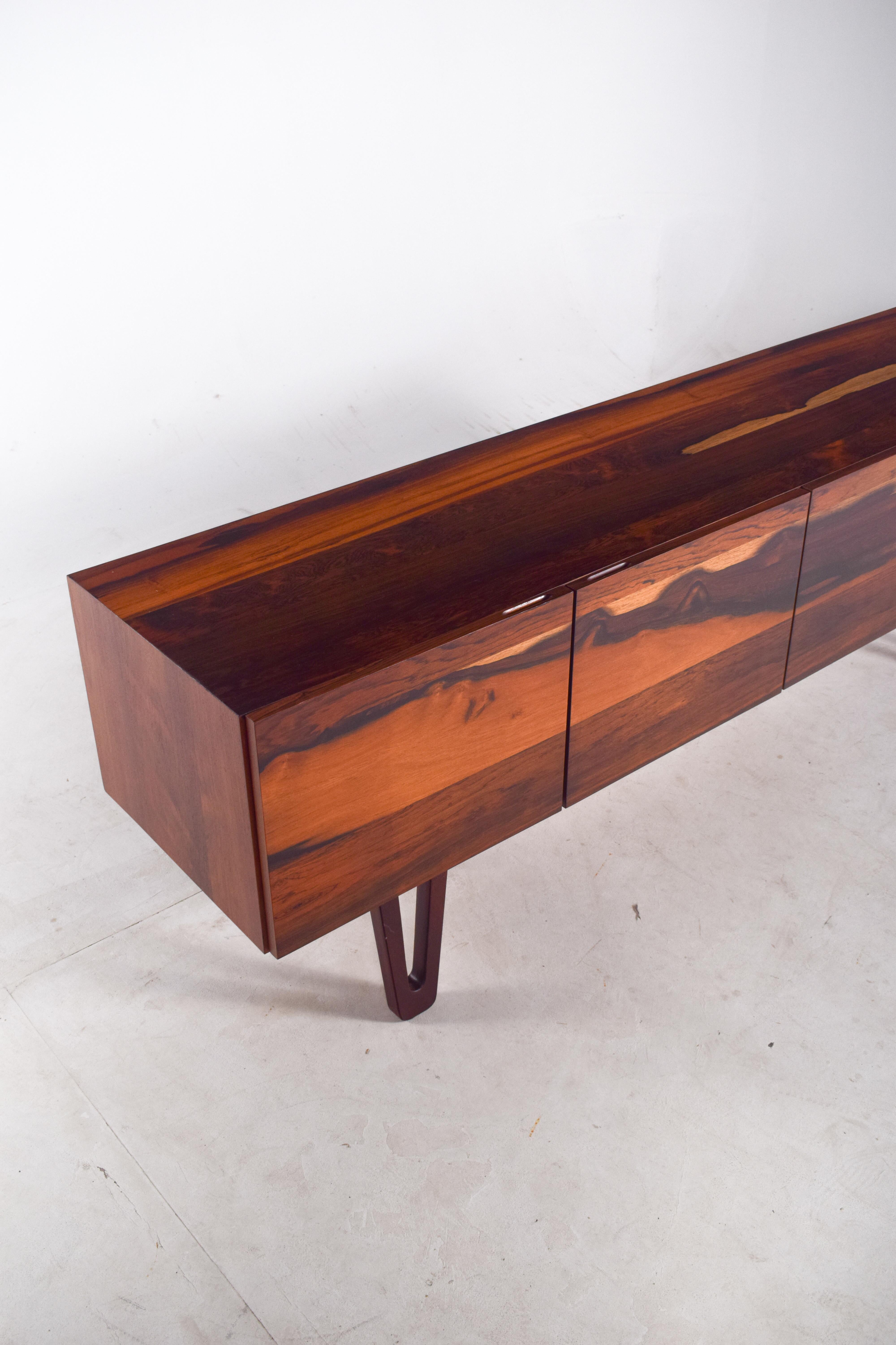 Aparador de palisandro by Dustwood Serie 7 Hecho a mano en venta
