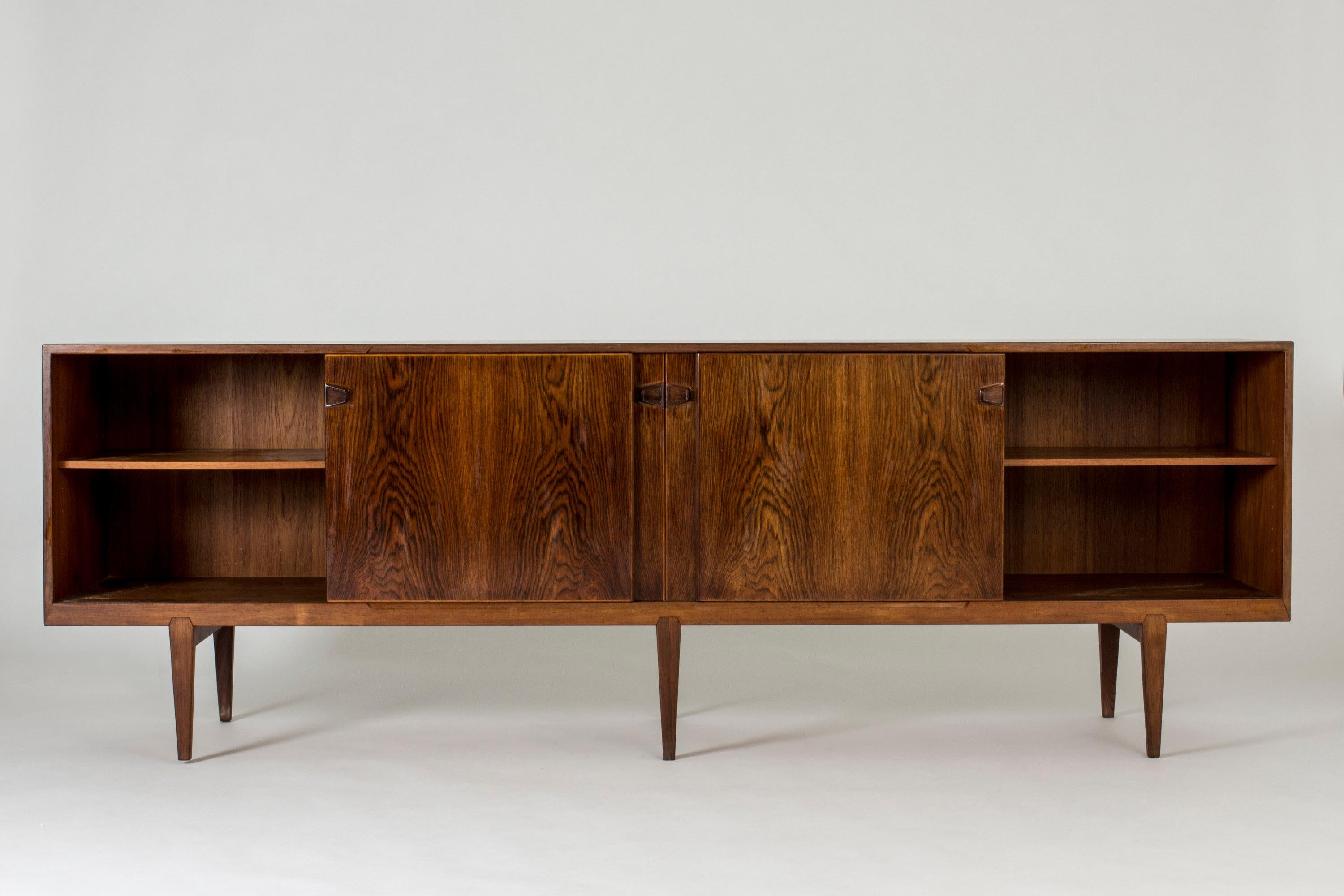 Danois Buffet en bois de rose par Henry Rosengren Hansen pour Brande Møbelindustri, Danemark.  en vente