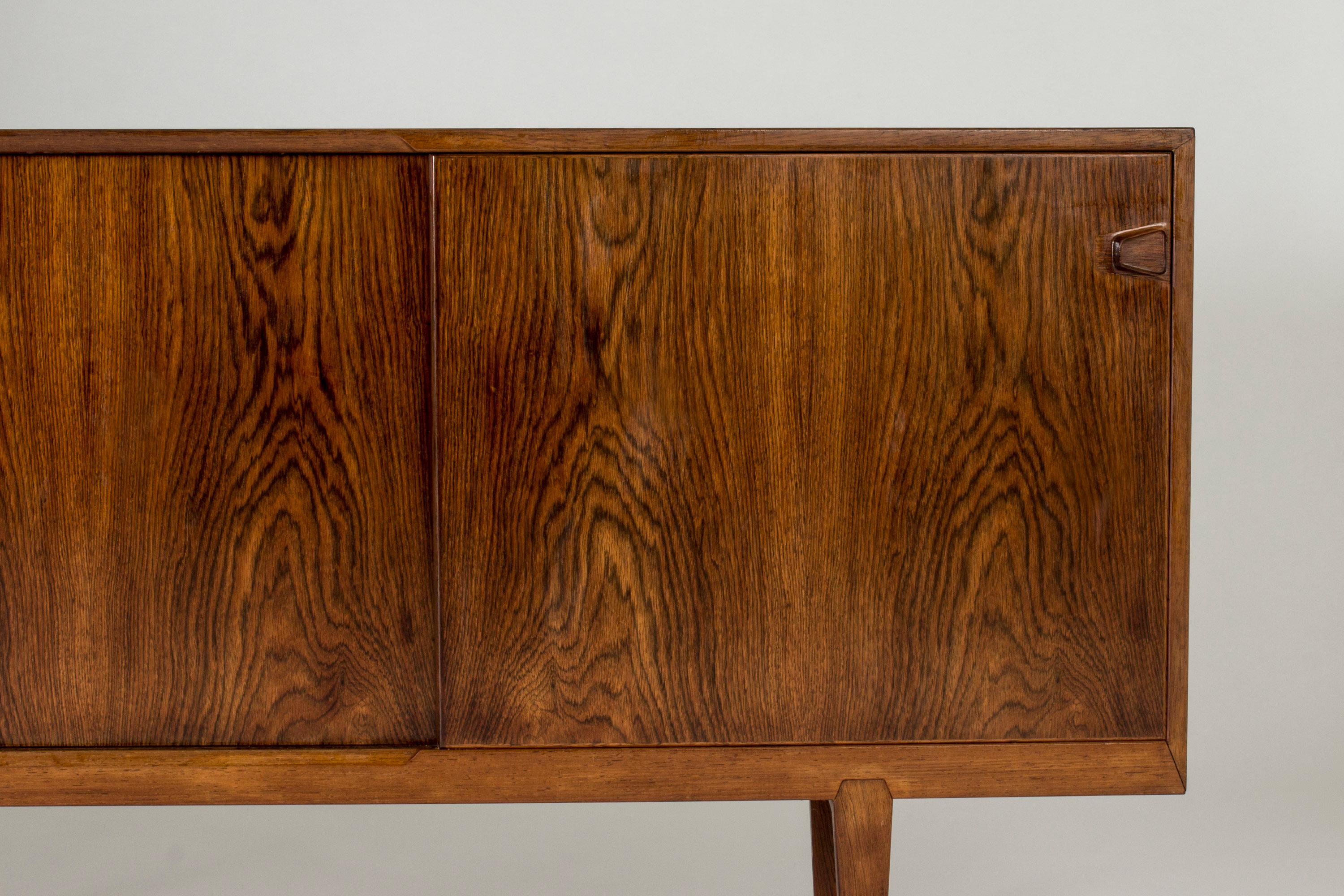 Metà XX secolo Credenza in palissandro di Henry Rosengren Hansen per Brande Møbelindustri, Danimarca. in vendita