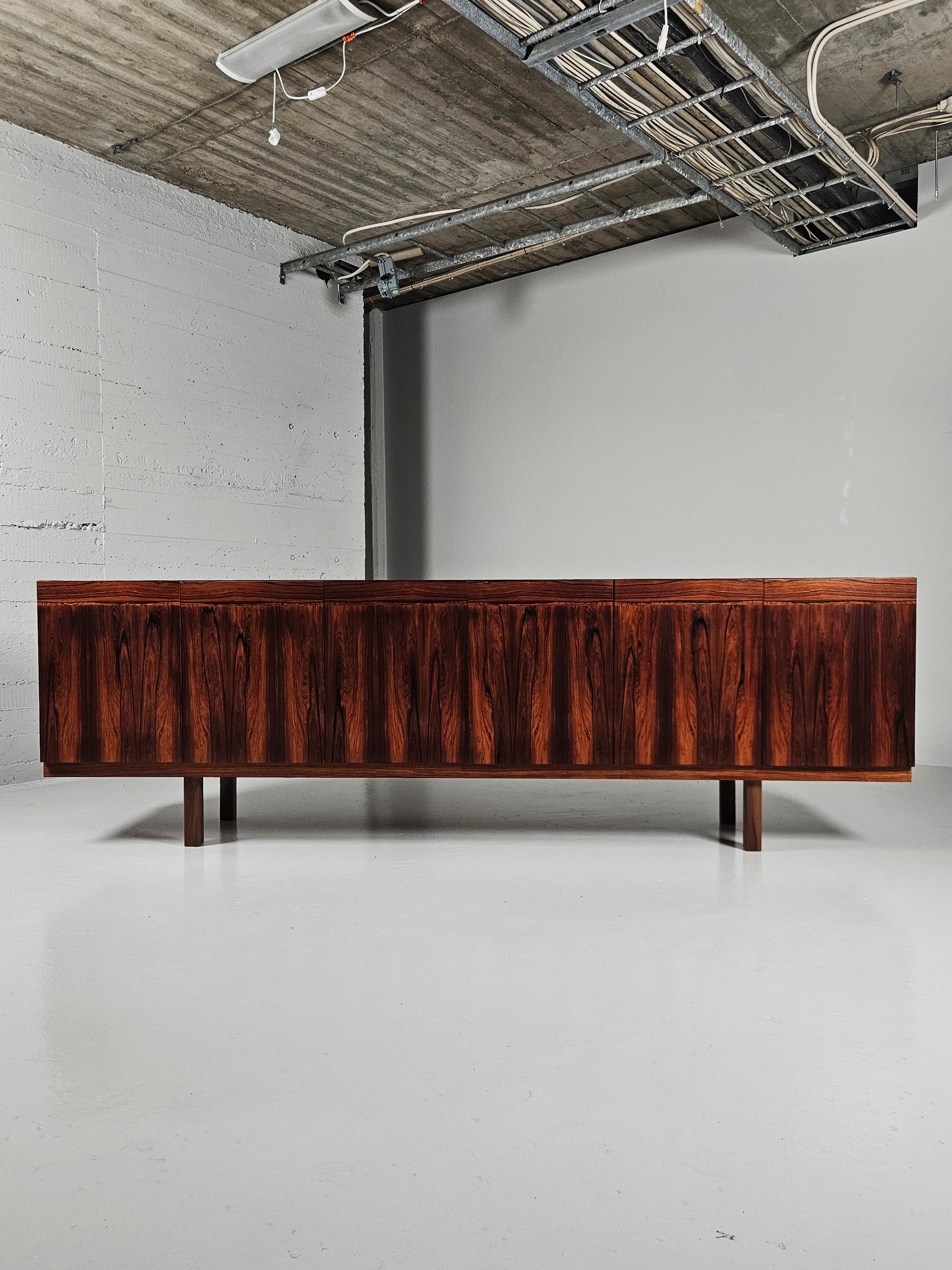 Elegant sideboard designed by Nils Jonsson for AB Hugo Troeds Industrier, Sweden, during the 1970s. 

Luxurious size. Made in rosewood. 