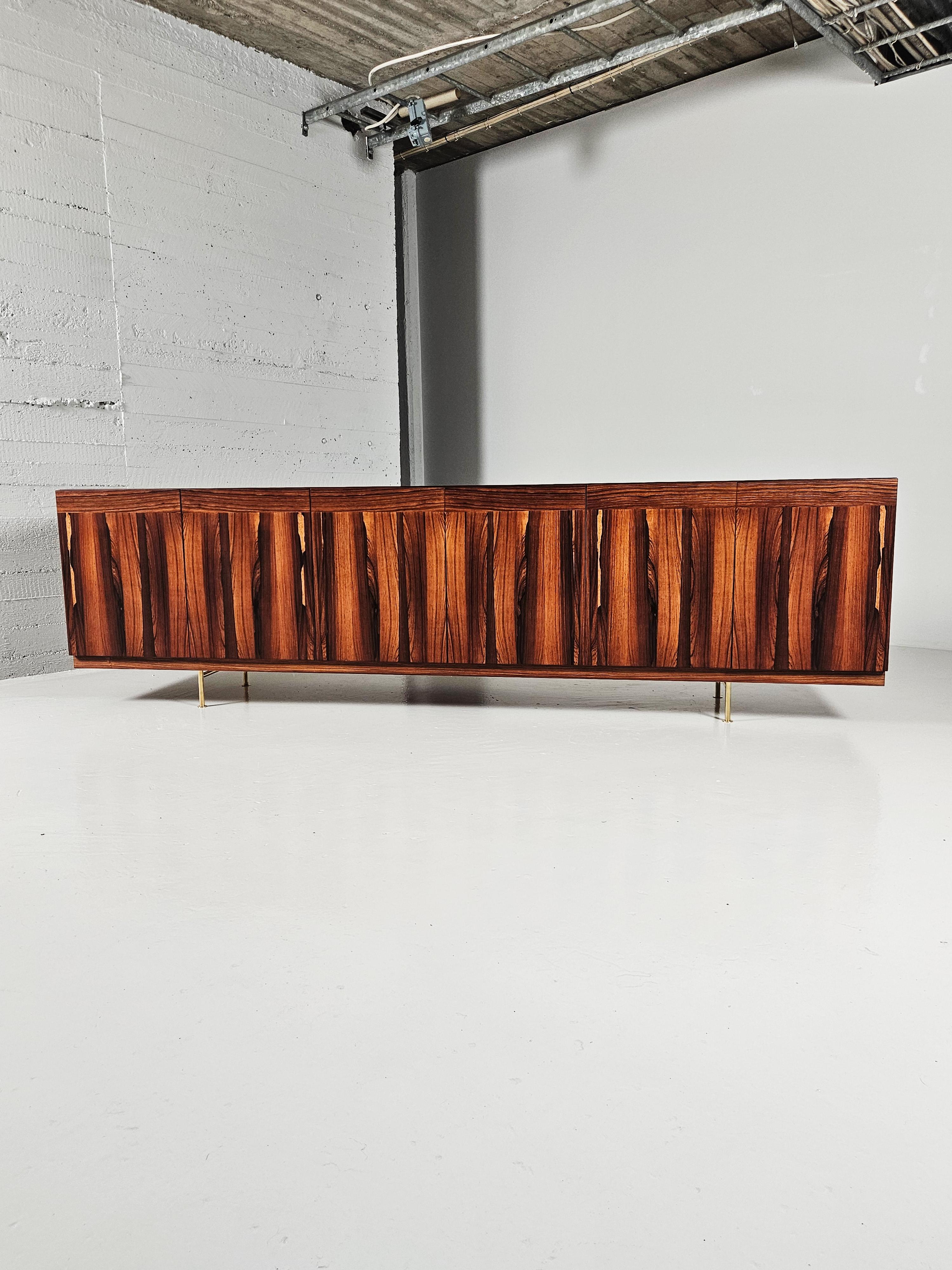 Elegante credenza progettata da Nils Jonsson per AB Hugo Troeds Industrier, in Svezia, negli anni '70. 

Dimensioni lussuose. Realizzato in legno di palissandro con eleganti gambe in ottone. 