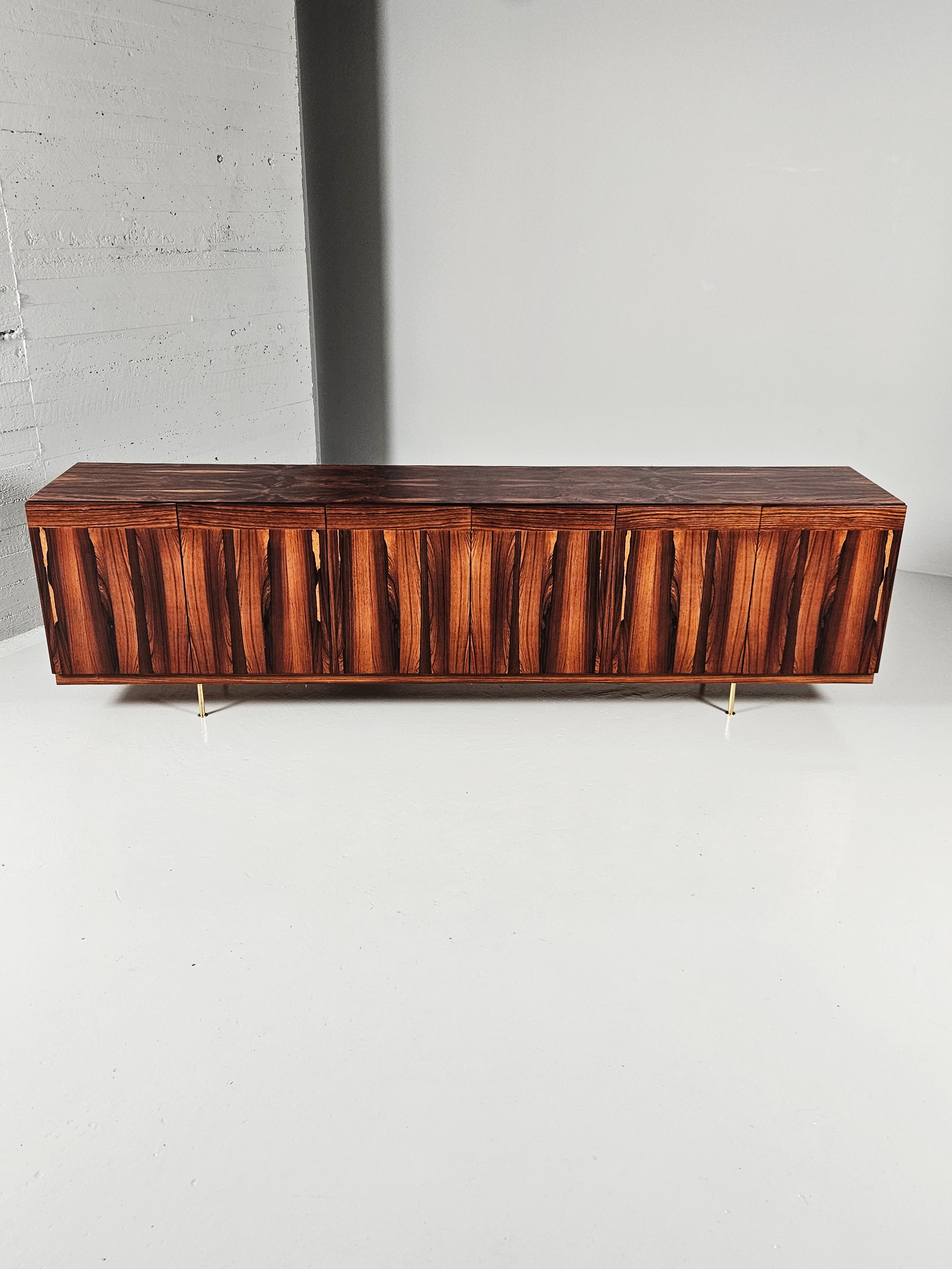 Svedese Credenza in palissandro di Nils Jonsson, AB Hugo Troeds Industrier, Svezia, anni '70 in vendita